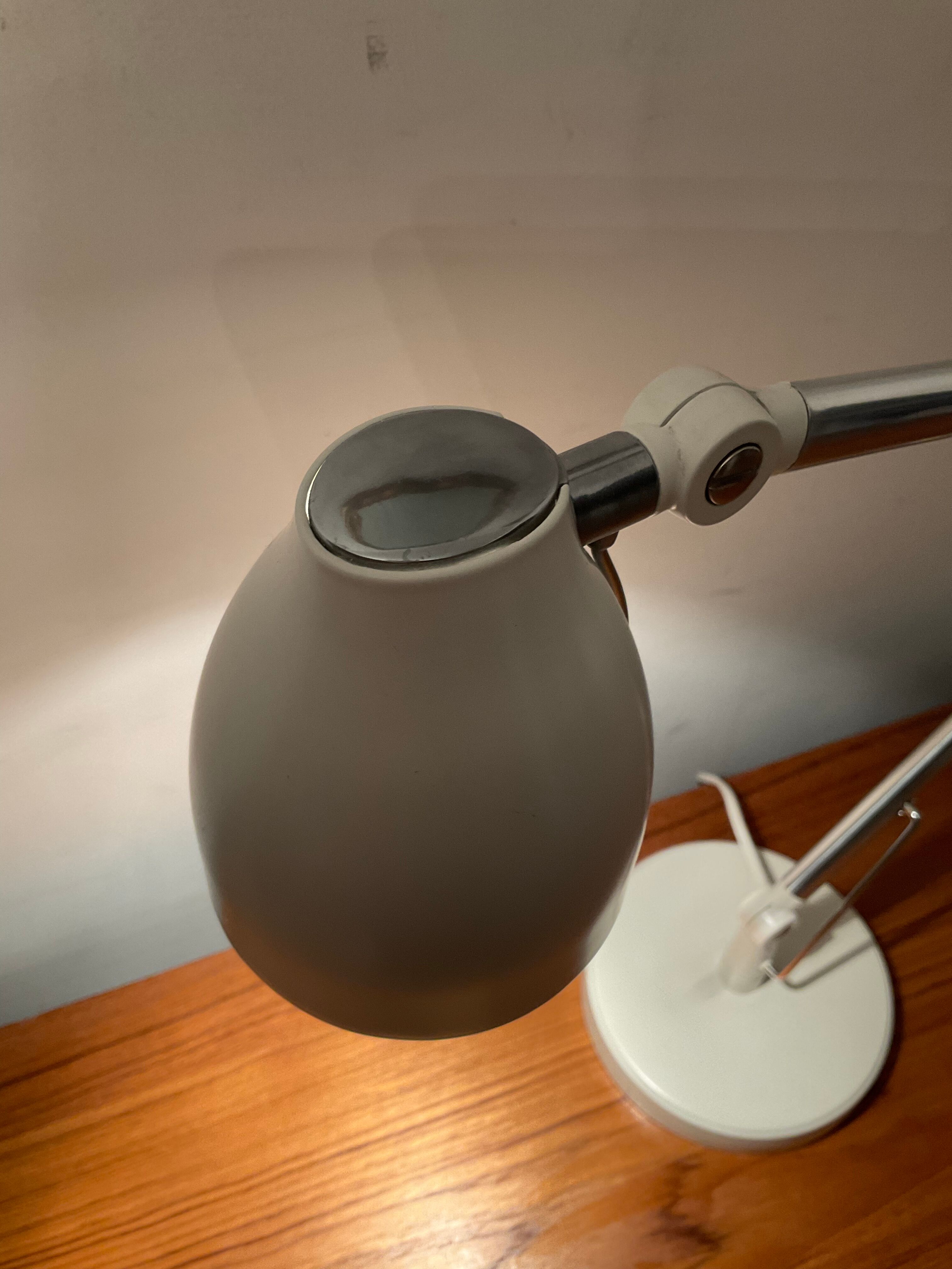 Articulated design desk lamp