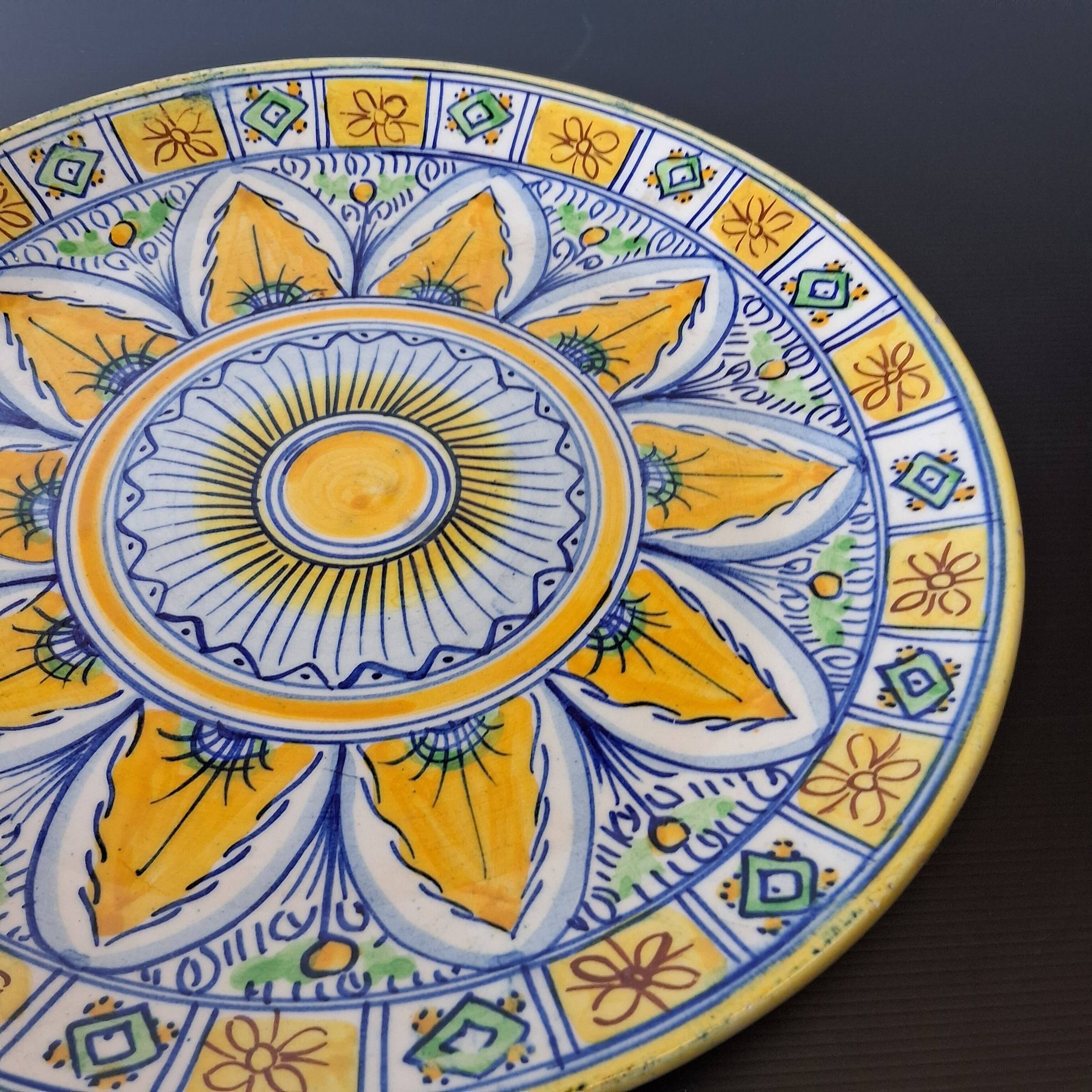 Very large serving dish / or fruit bowl in ceramic in very good condition.