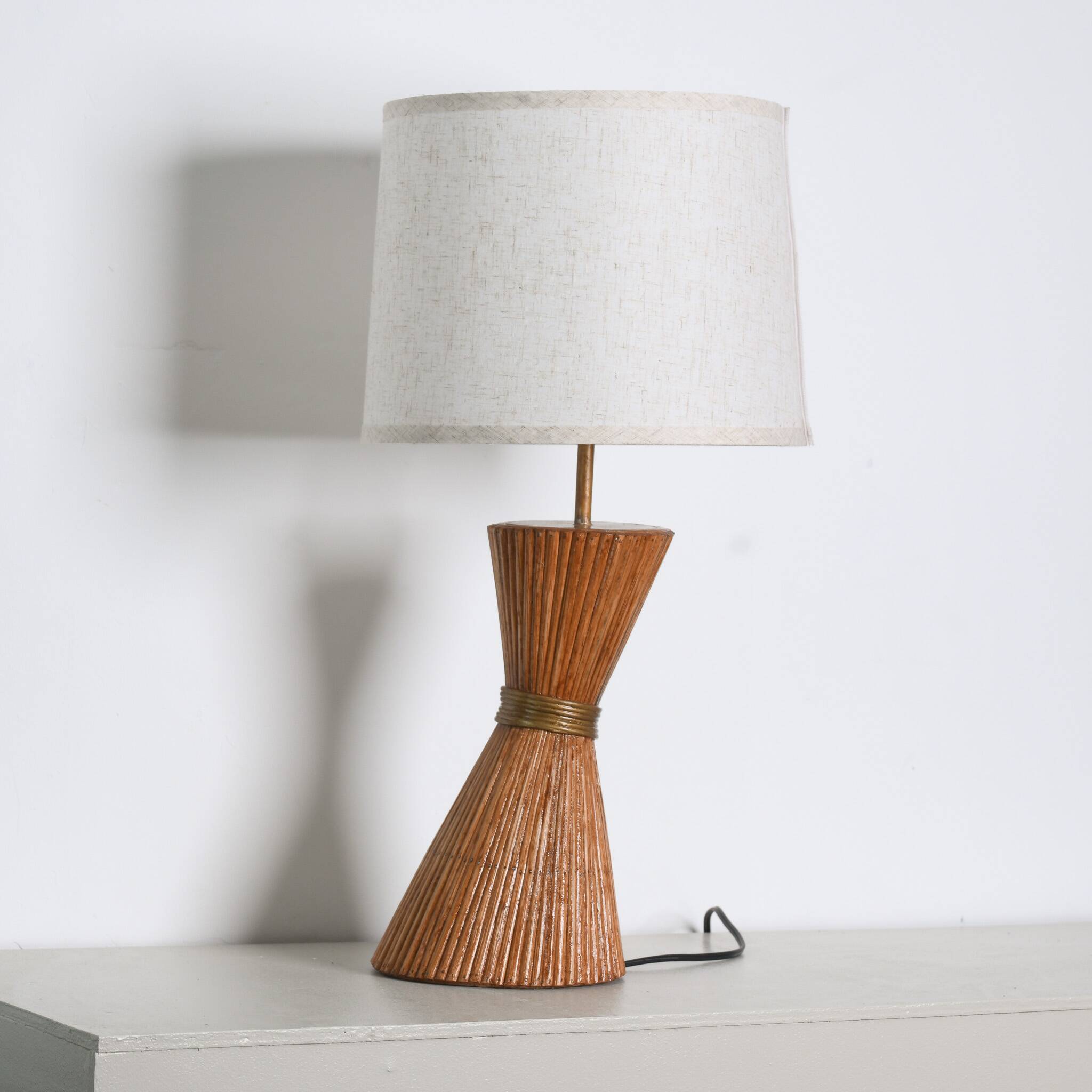 Lampe de table en rotin en forme de sablier