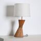 Lampe de table en rotin en forme de sablier