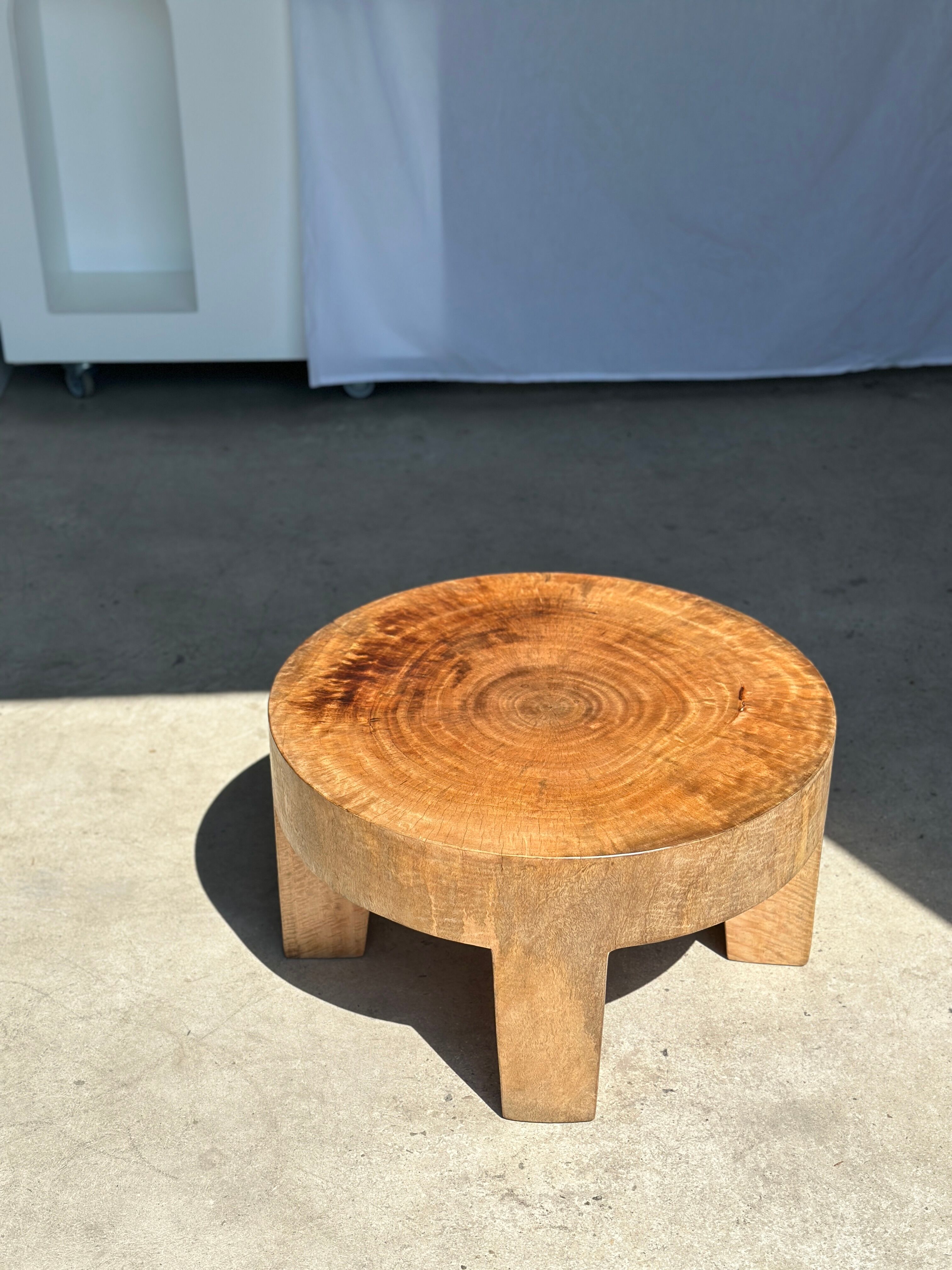 Quadripod coffee table in solid wood monoxyl natural color (dark)