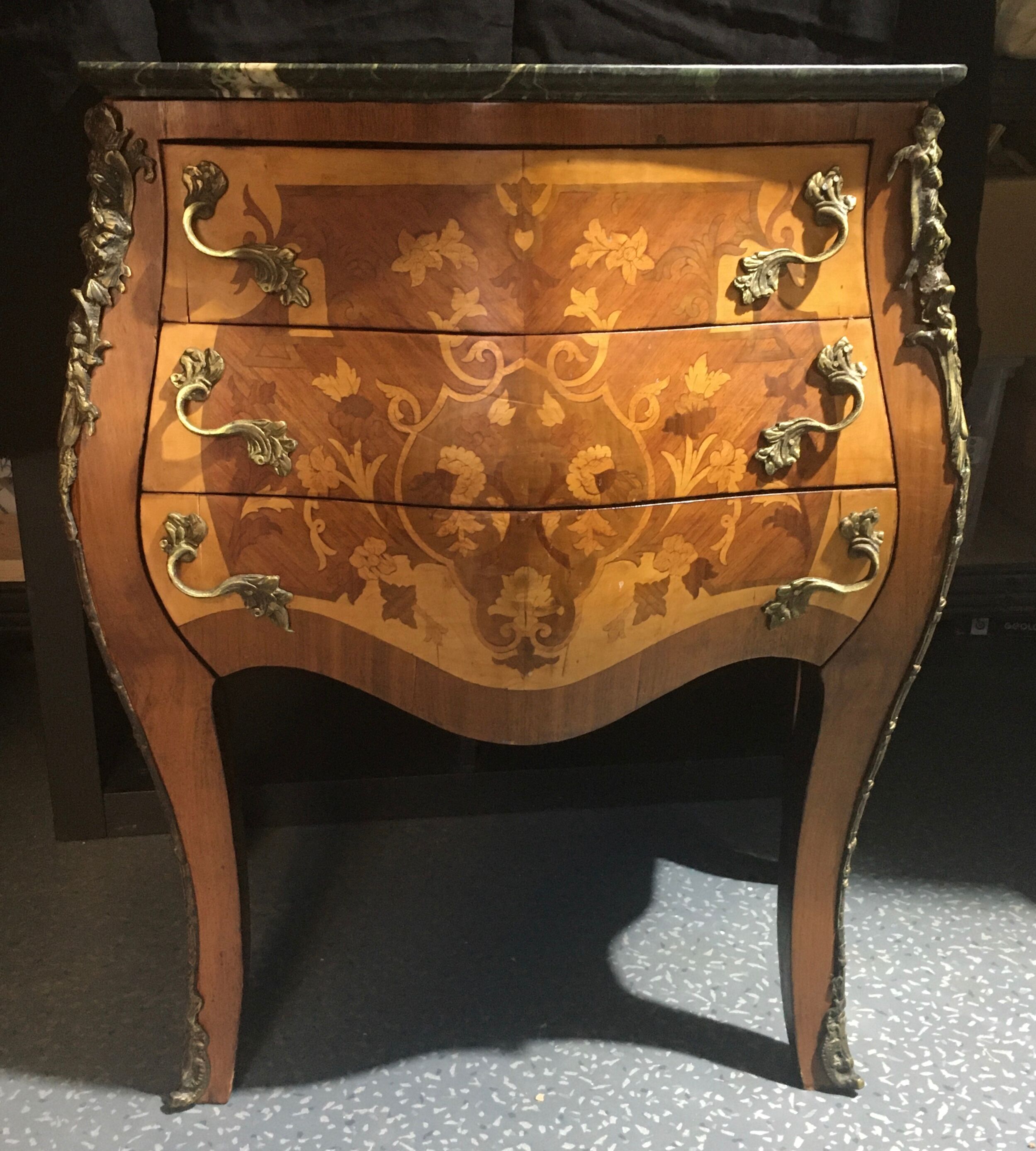 Curved commodus, tomb, Louis XV style, in marquetry, 3 drawers
