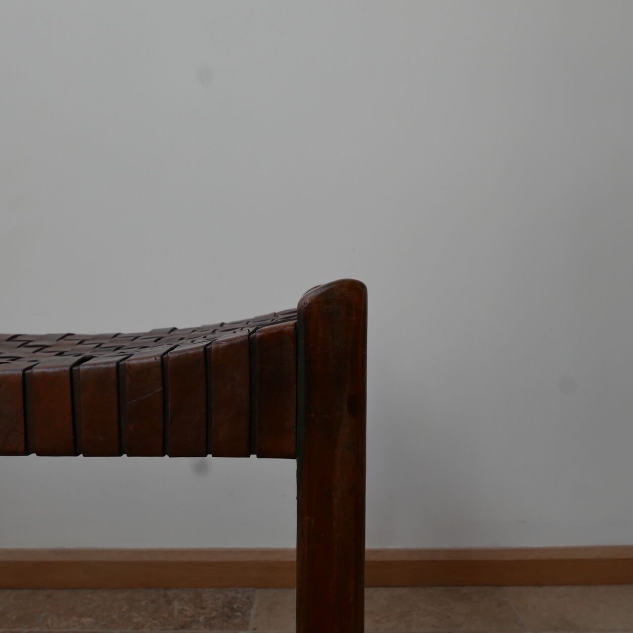 Tabouret en cuir du milieu du siècle