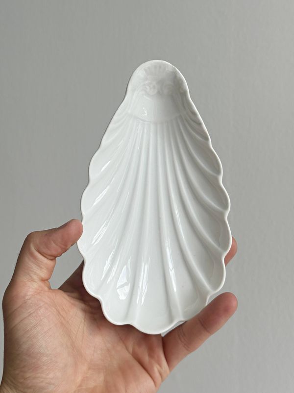 Lot de ramequins en porcelaine blanche, forme coquille nervurée