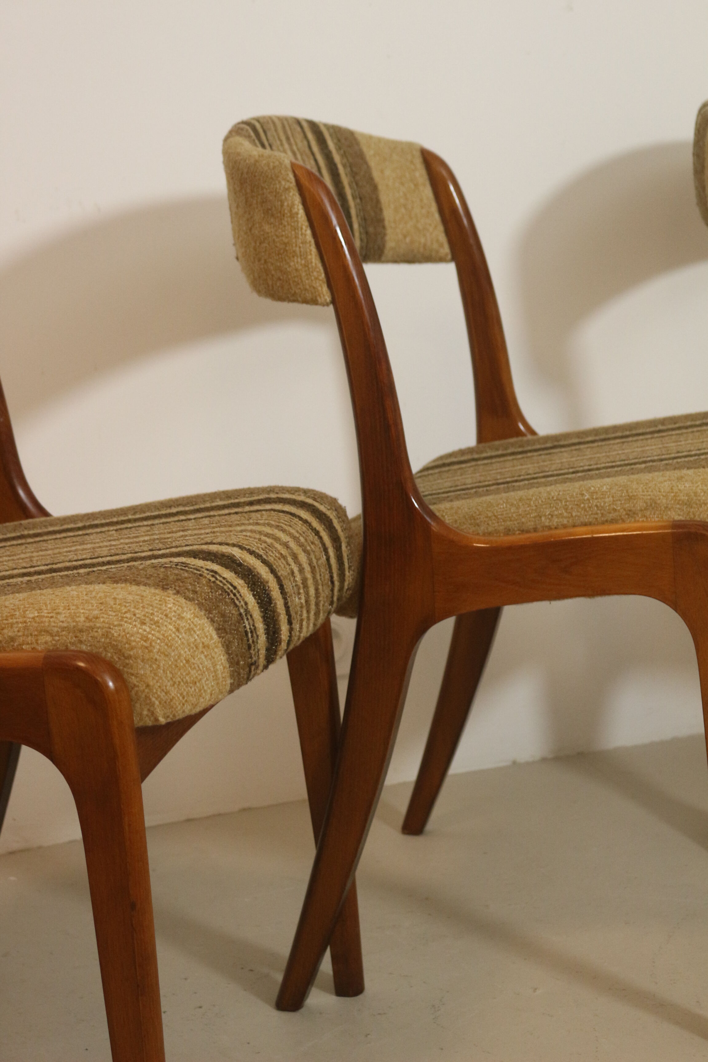 Paire de  chaises gondole Baumann année 60 restaurées.