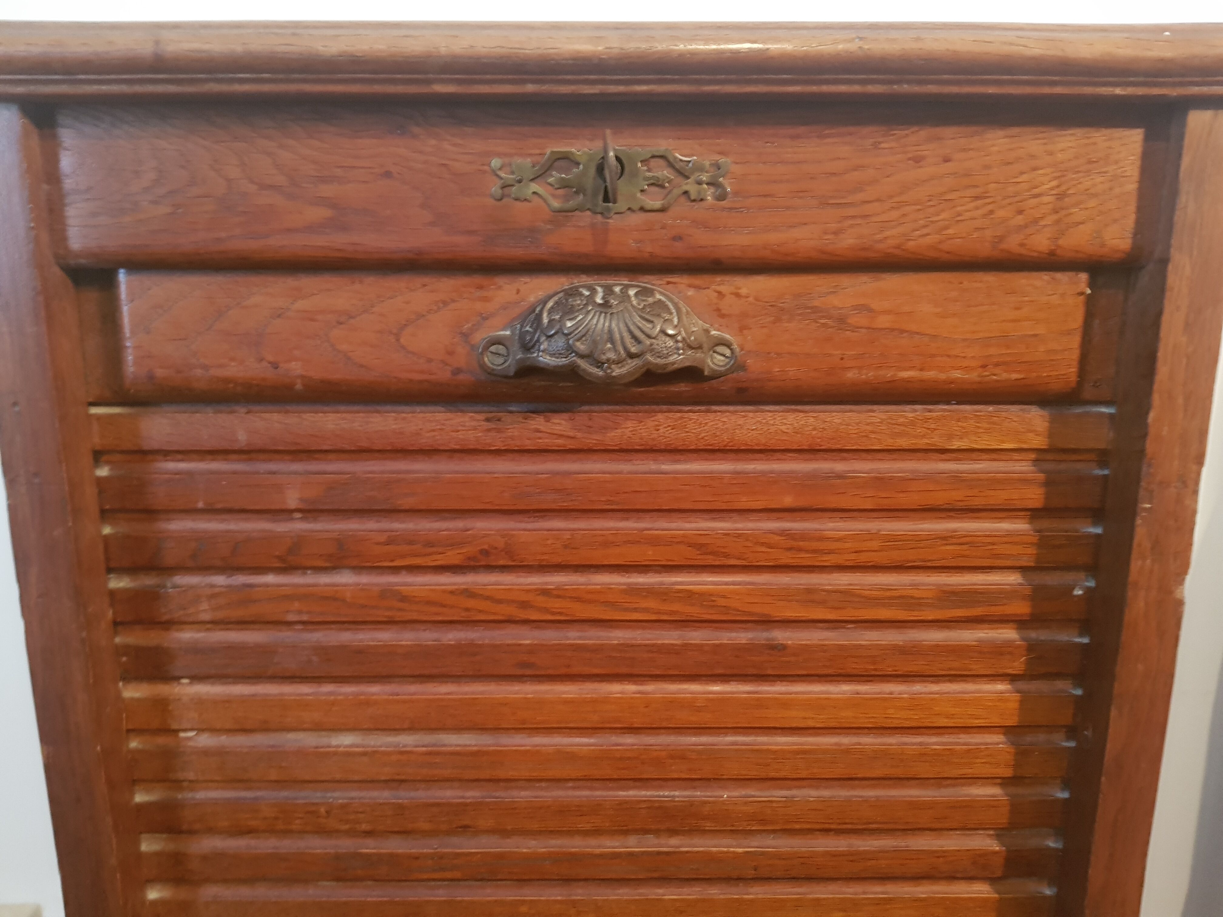 Furniture with sliding drawer