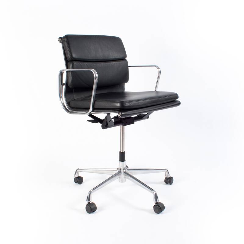 Charles & Ray Eames EA217 Office Chair in Chrome and Black leather, Vitra