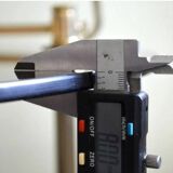 Desserte néoclassique en laiton et et verre fumé, milieu XXème