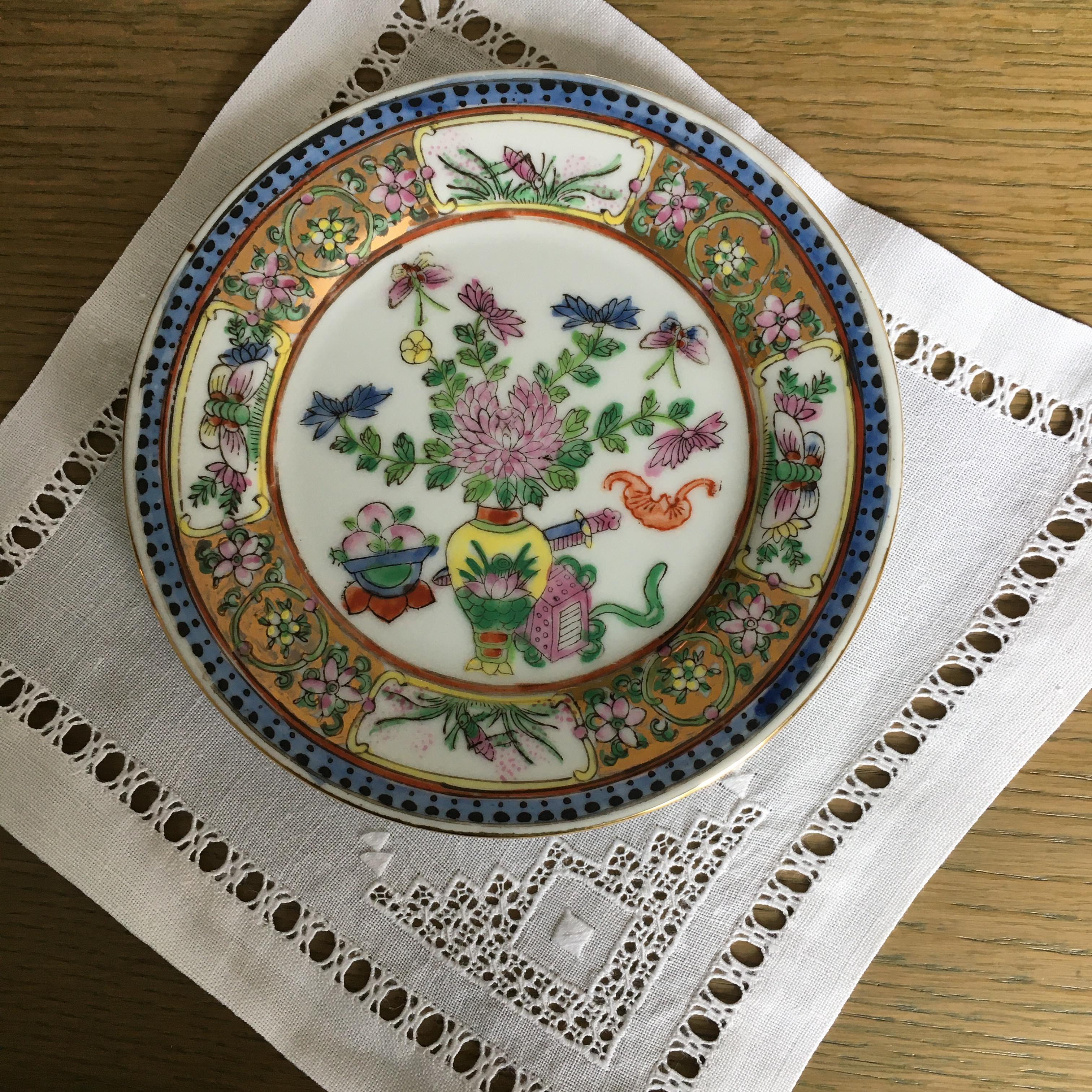 Vintage decorative plate in Chinese porcelain