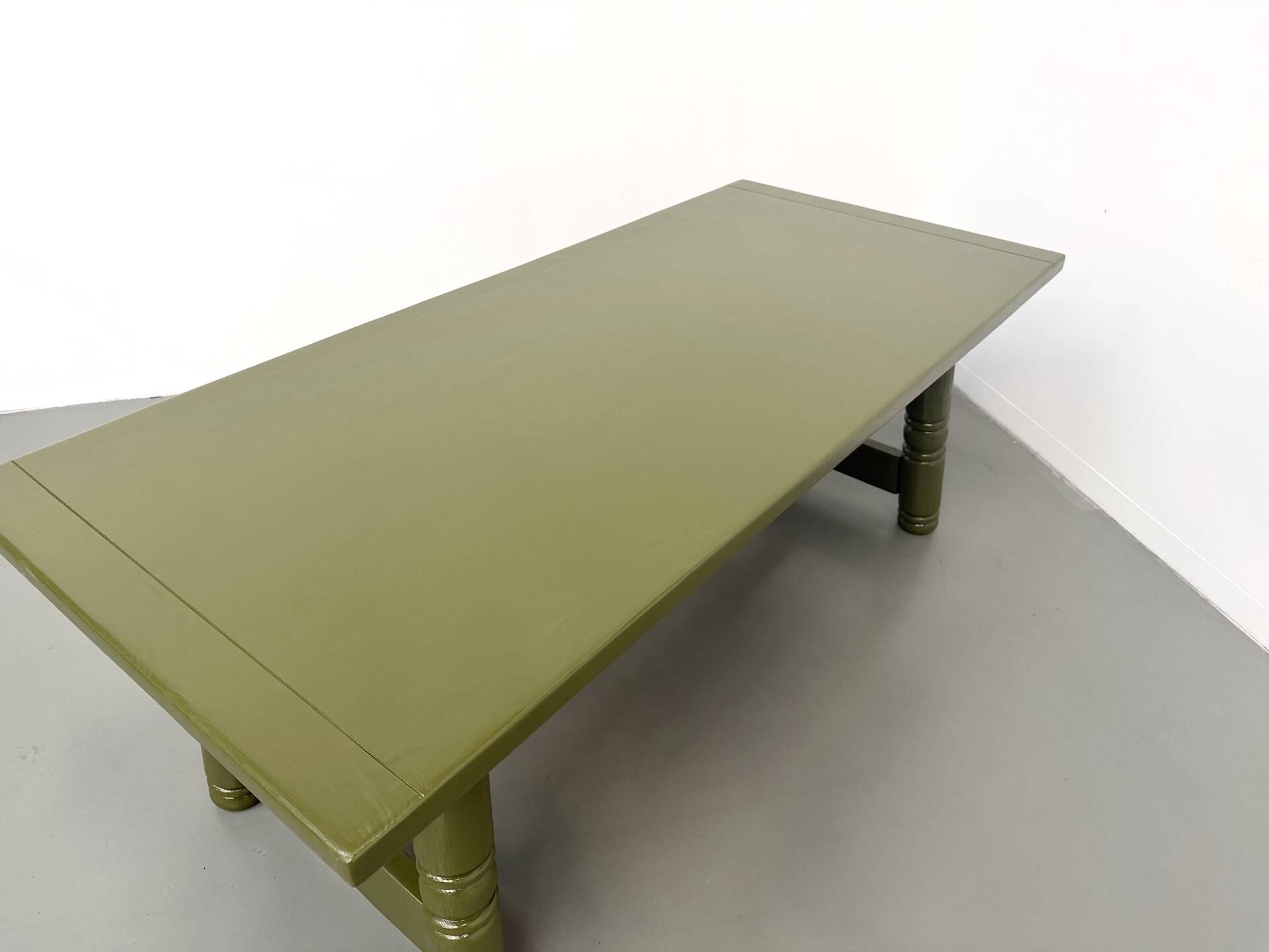 Glossy olive green lacquered dining table — DLG Georges Robert, Circa 1970