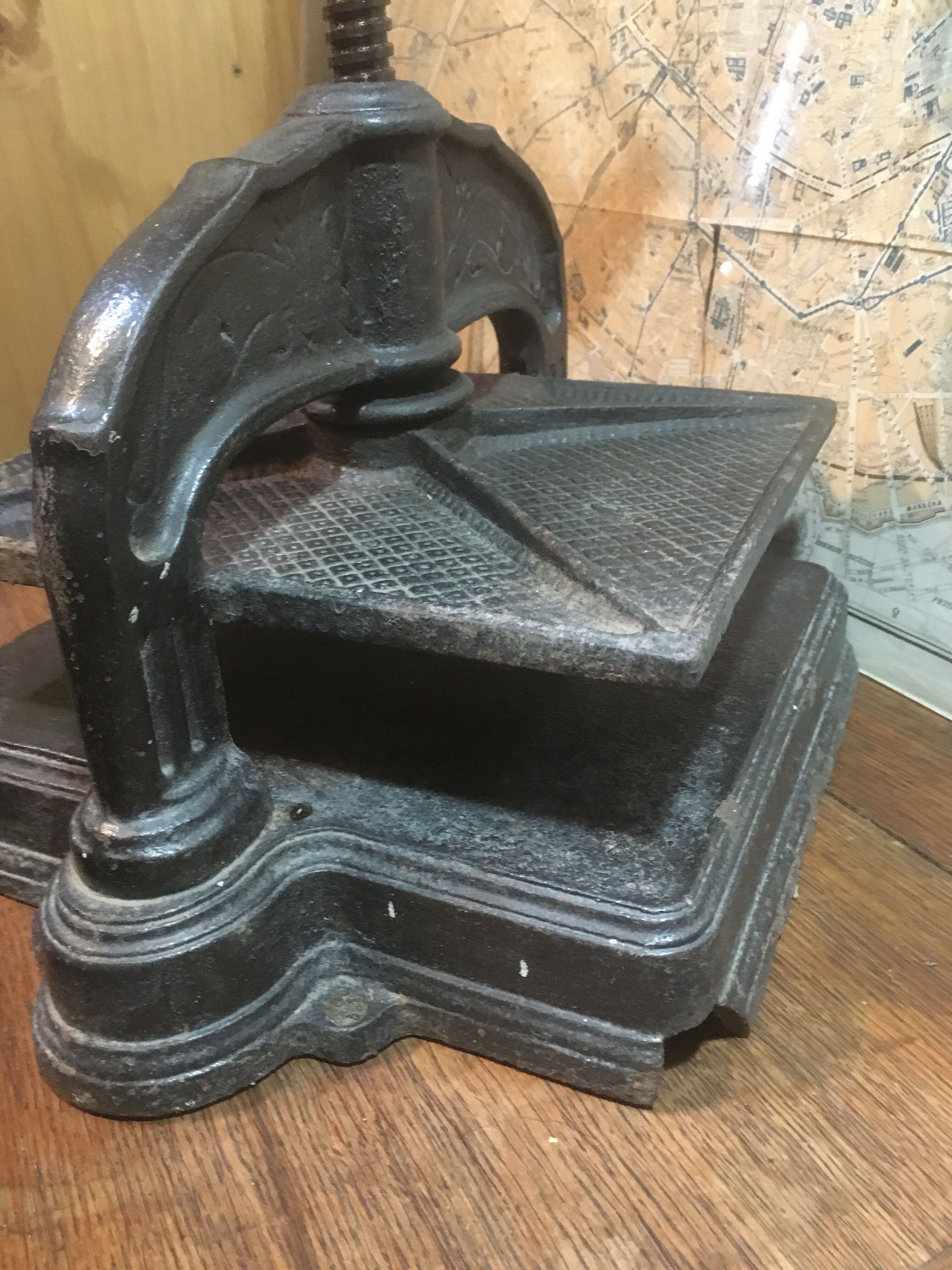 Cast iron binding press