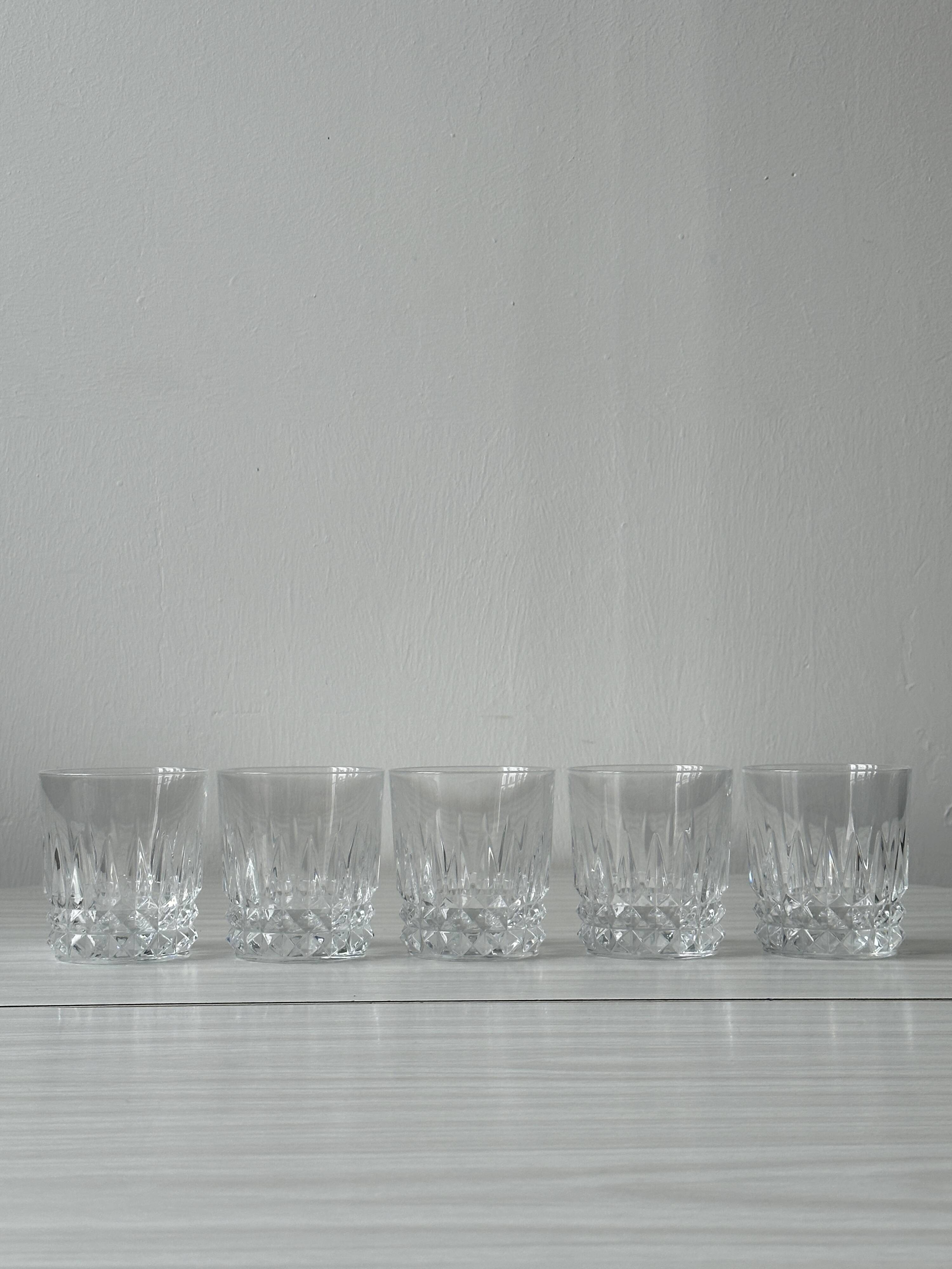 Ensemble de 5 verres à whisky en cristal ciselé
