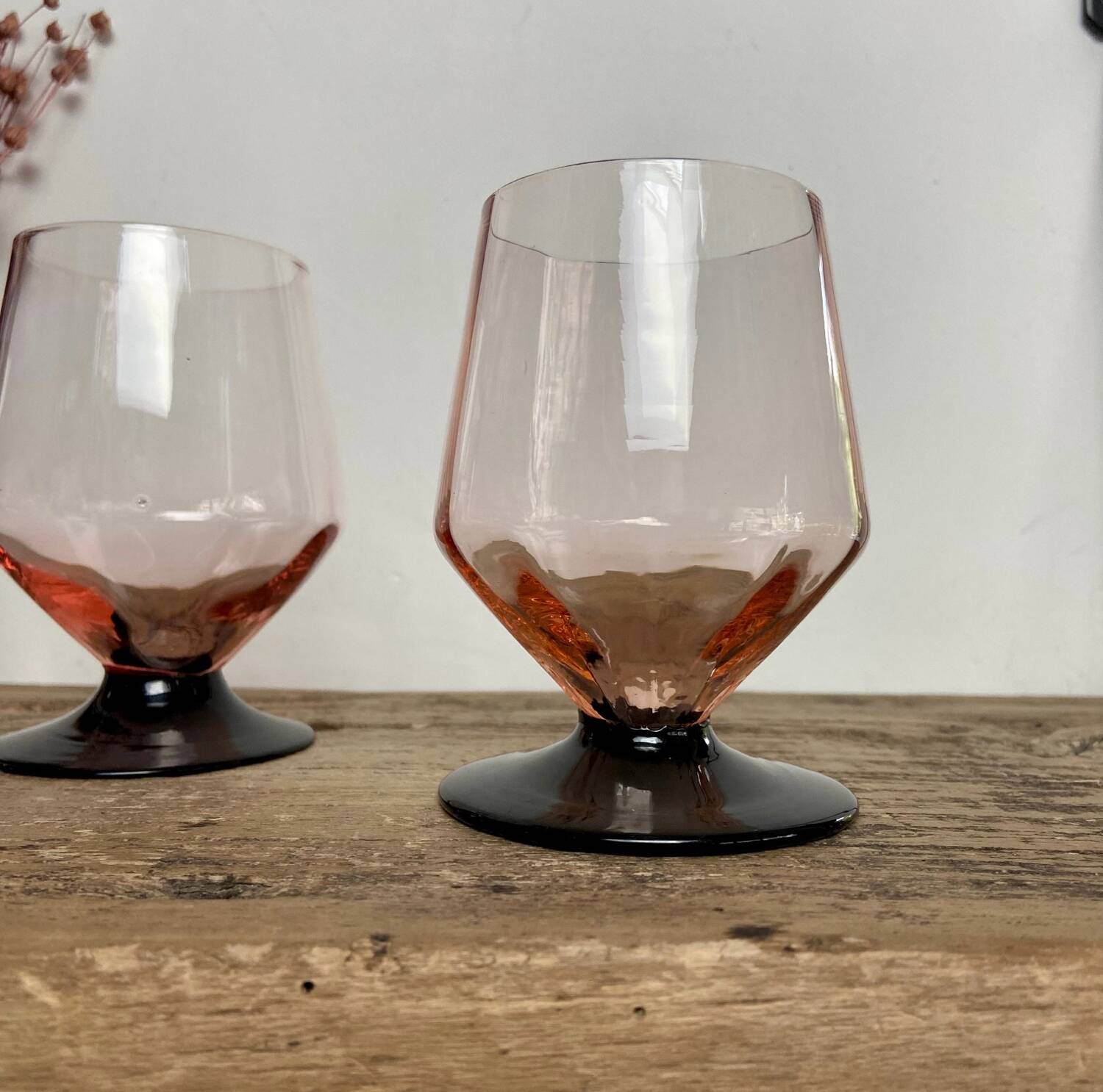 4 pink glasses with black stem