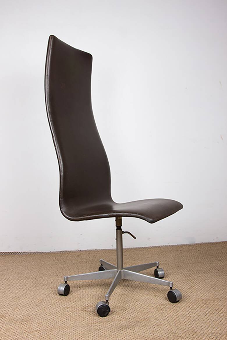 4 office chairs, in leather and aluminum, Oxford model by Arne Jacobsen.