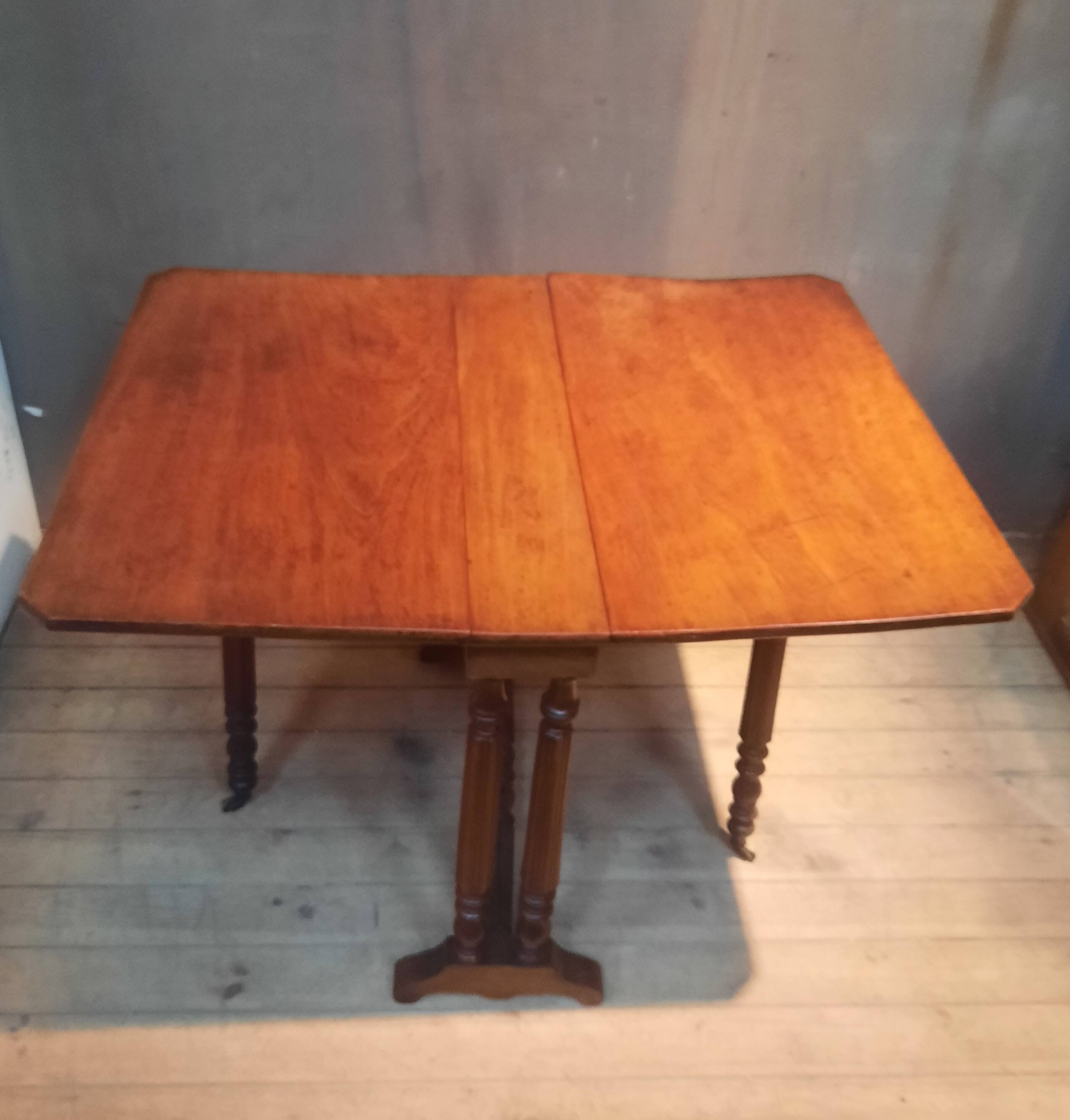Drop-leaf table known as "Get Leg"