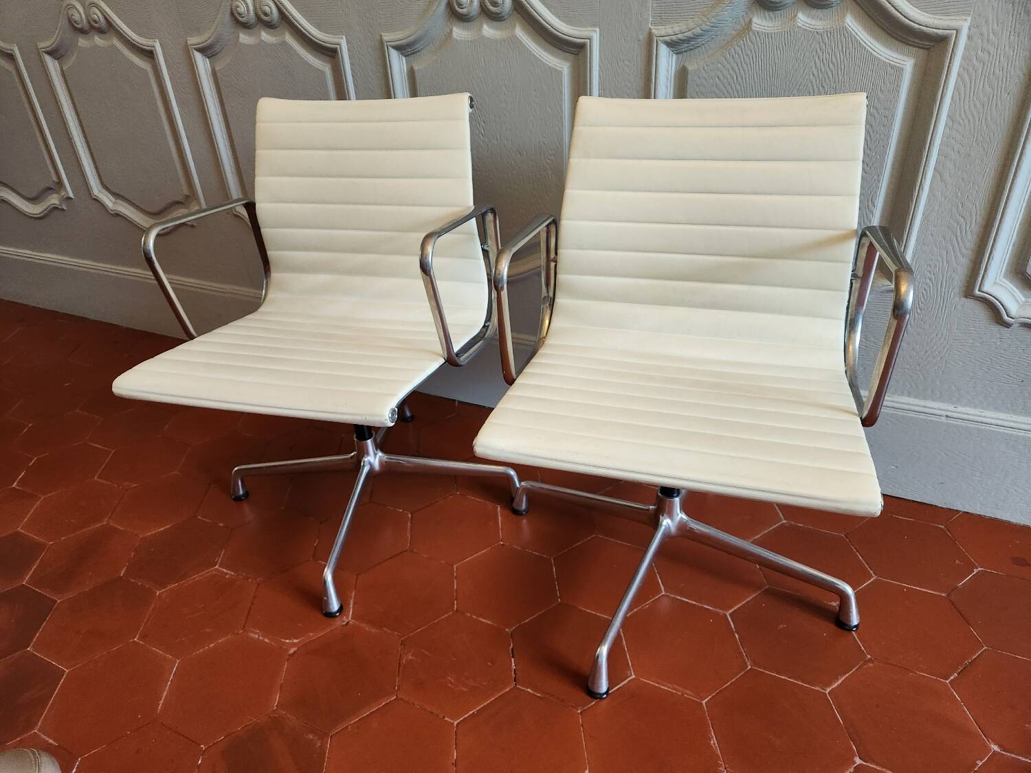 Fauteuil EA 108 Eames édité par Vitra