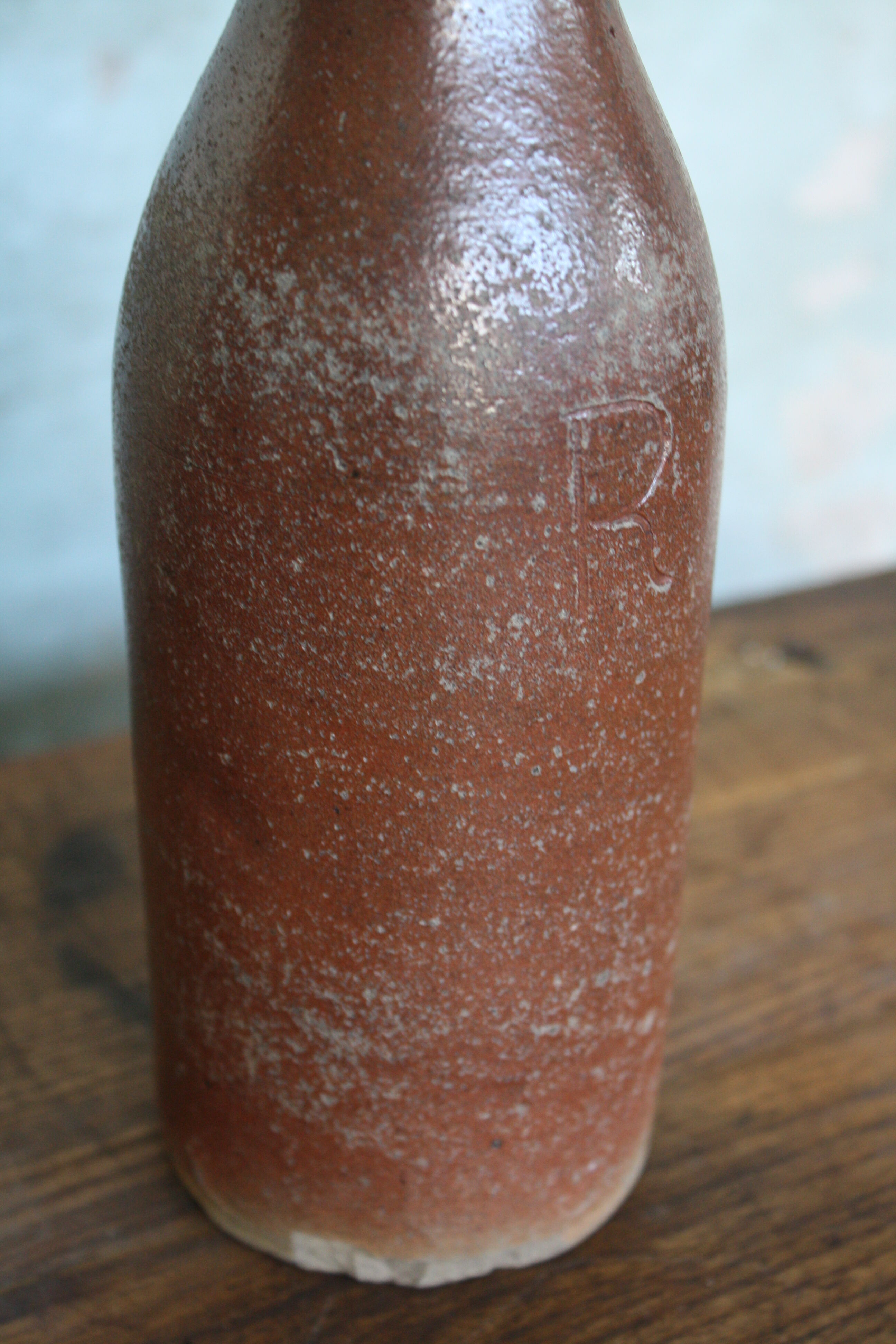 Set of 2 sandstone bottles with ceramic capsule