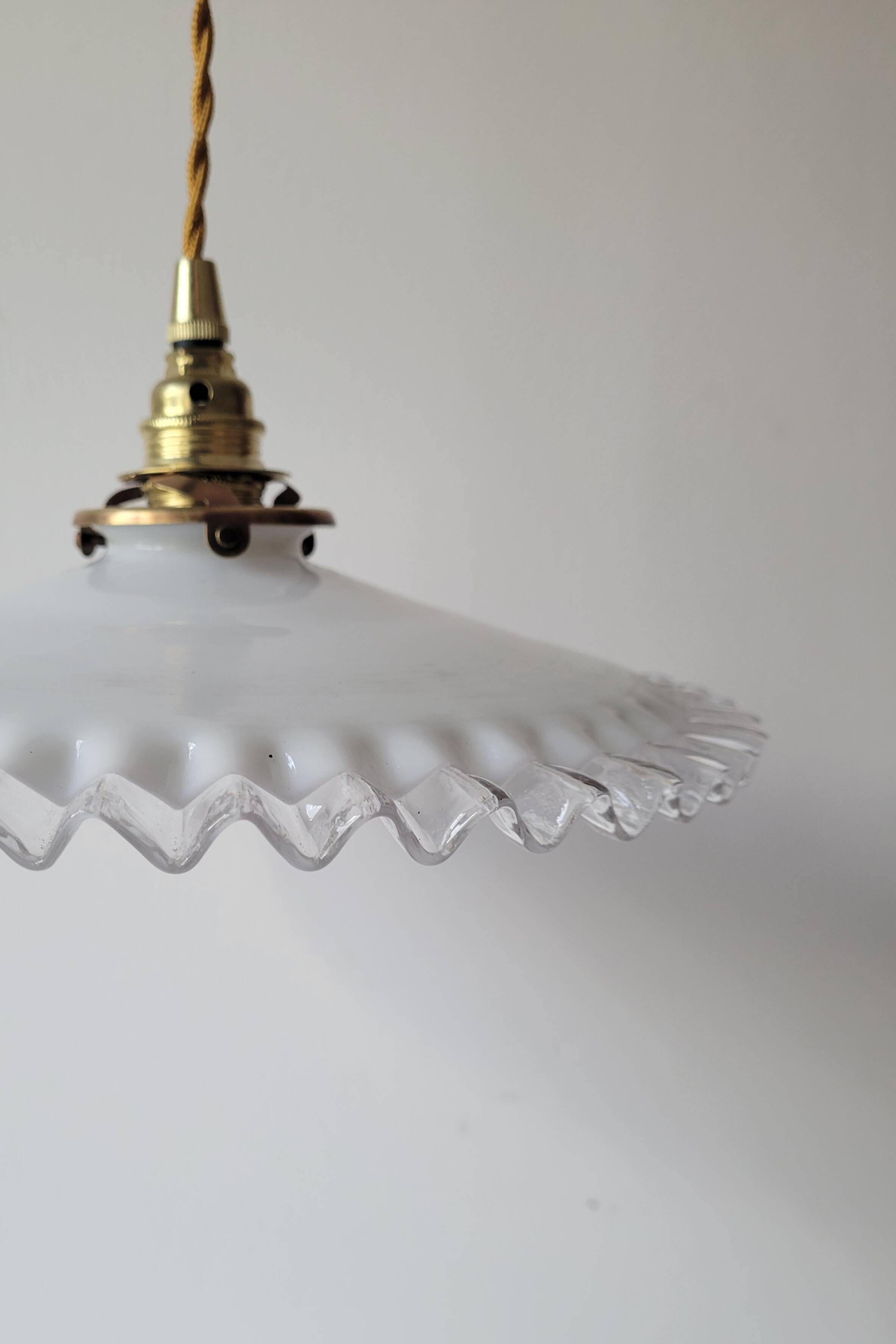 Suspension en opaline dentelée