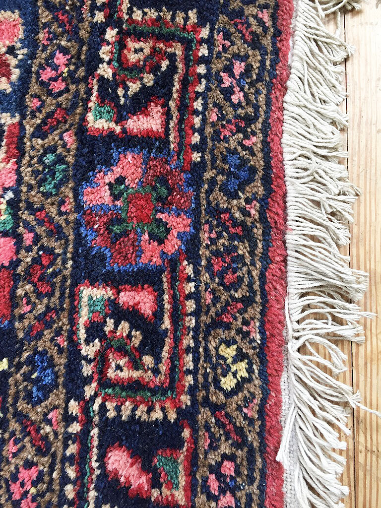 Hand-knoked Persian rug 165 x 113 cm