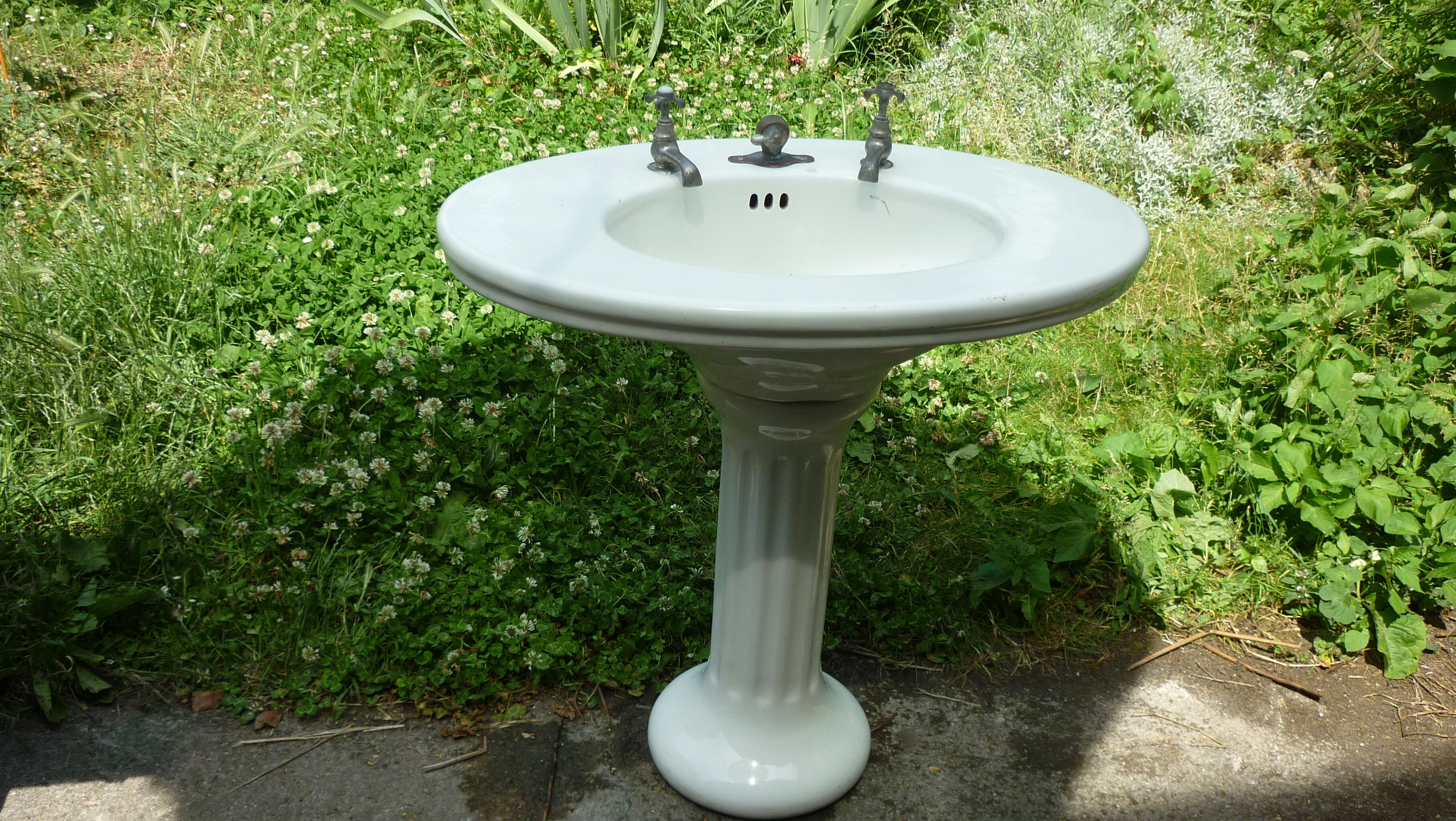 Art Deco washbasin of the Parisian palace Le Lutécia