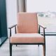 Fauteuil scandinave en velours côtelé rose clair