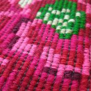 Tapis en laine florale tissée à la main fond noir avec roses roses