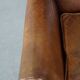 Charmant fauteuil à oreilles en cuir de mouton avec une belle patine et un excellent confort d'assise