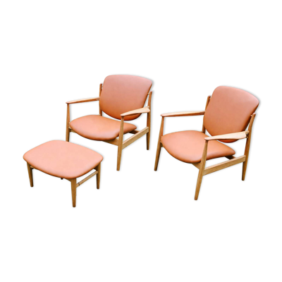 2 sièges ''The French Chair'' du designer Finn Juhl et 1 repose pieds assorti