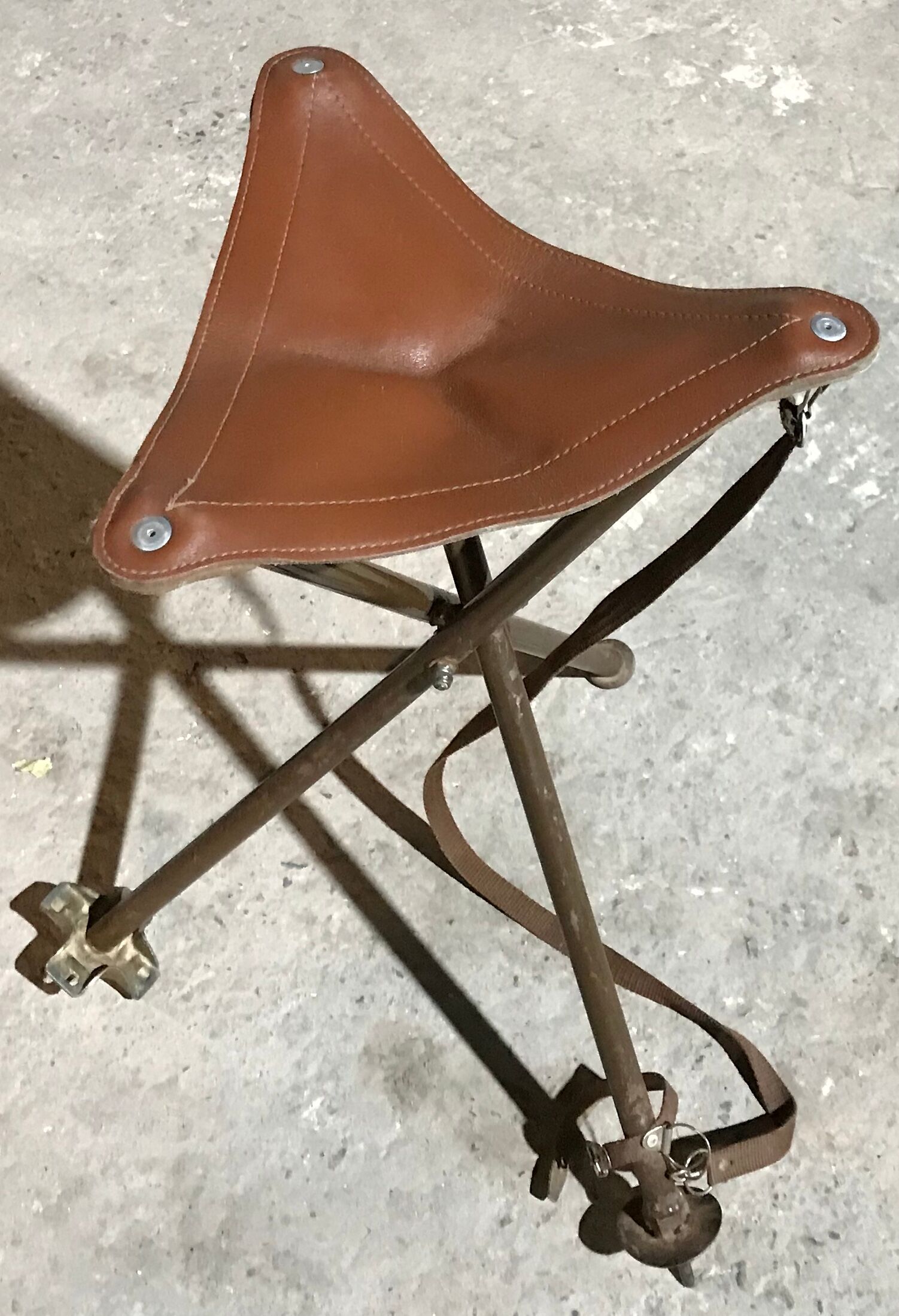 Foldable tripod stool
