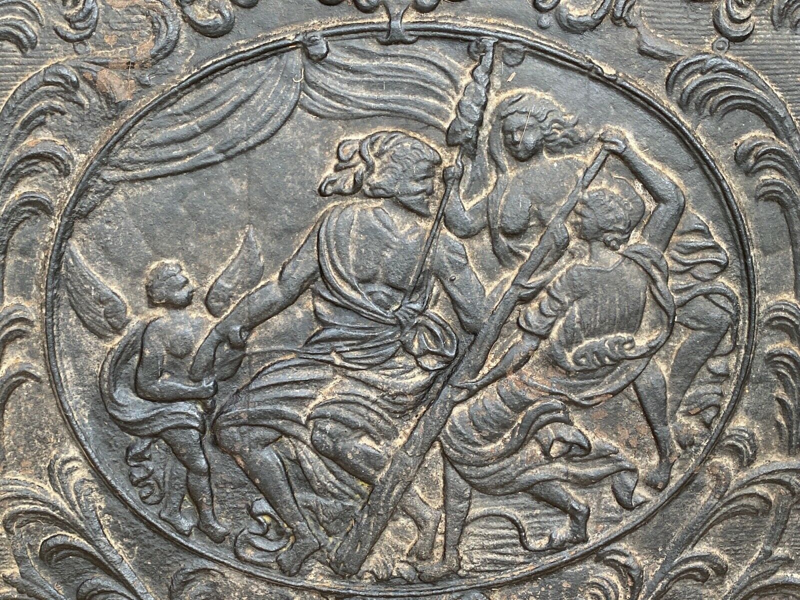 Plaque cheminée en fonte XVIII ème a decor de personnages arabesque