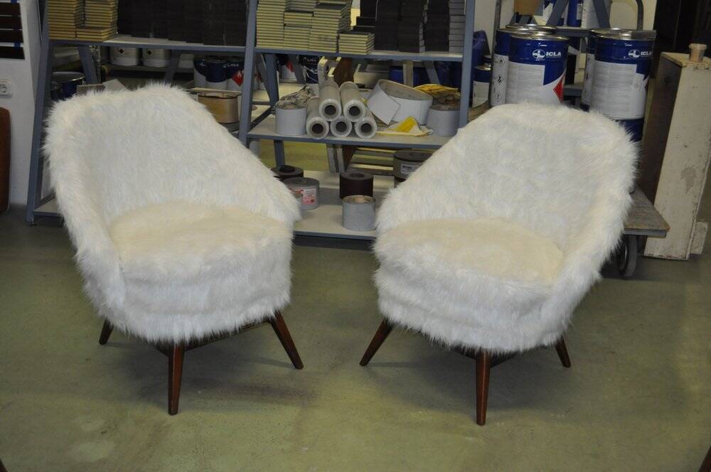 Pair of Mid-Century armchairs in white faux fur with beech legs.