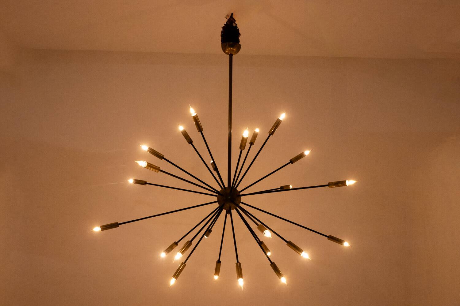 Sputnik-shaped chandelier in patinated gold-plated brass and black lacquer. Contemporary.