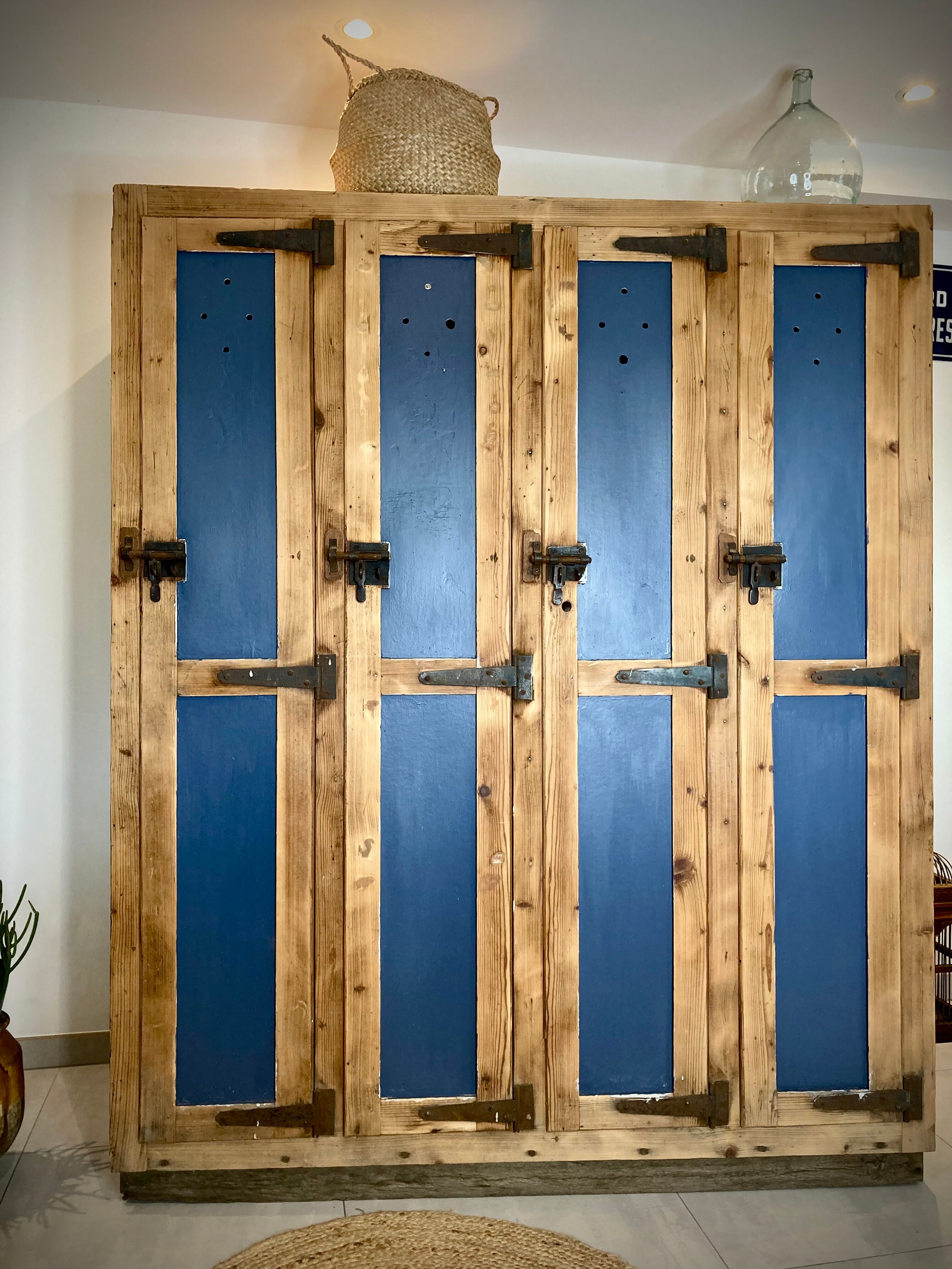 Old wooden cloakroom 4 doors
