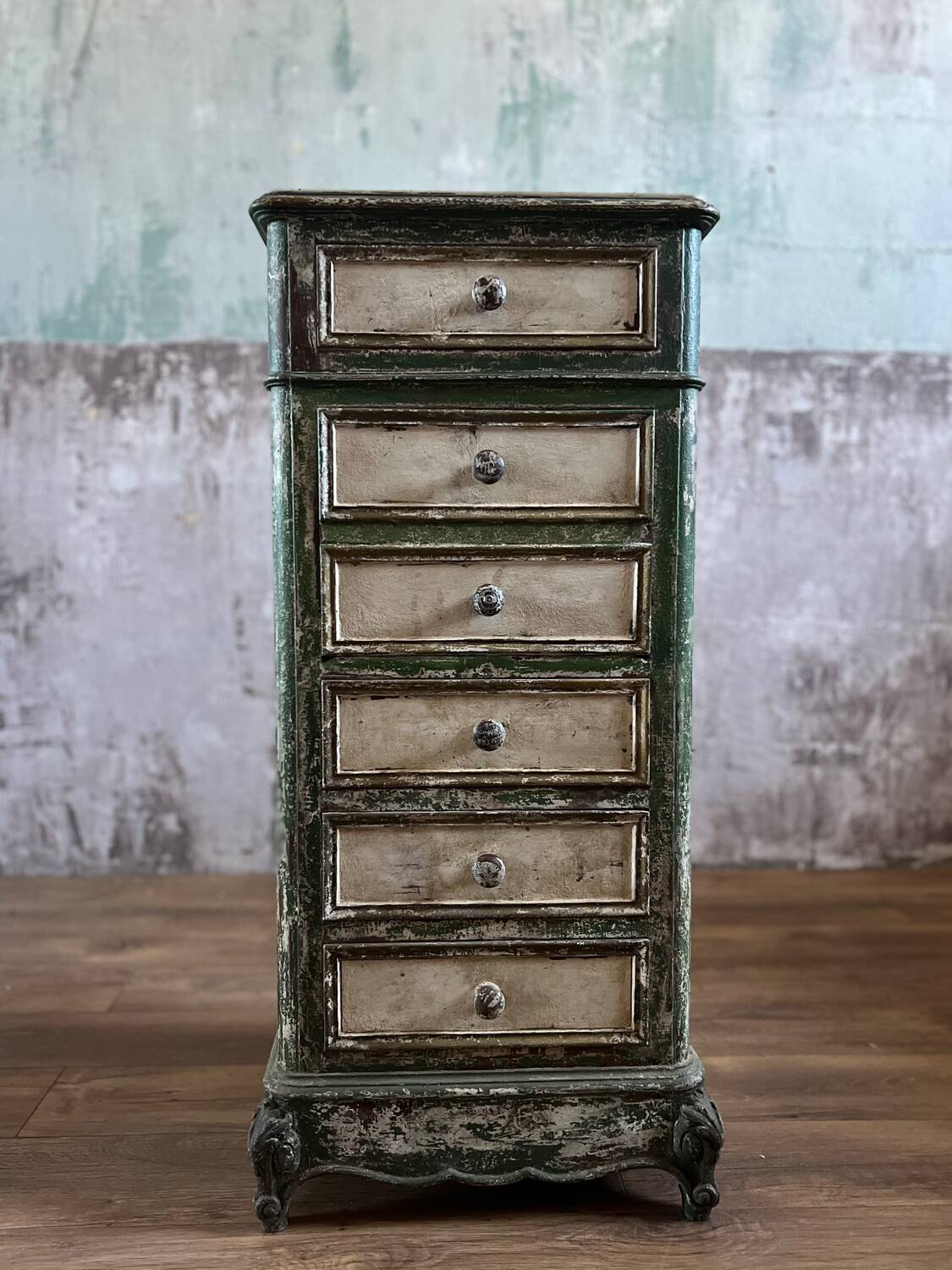 Chiffonnier ancien en bois patiné vert
