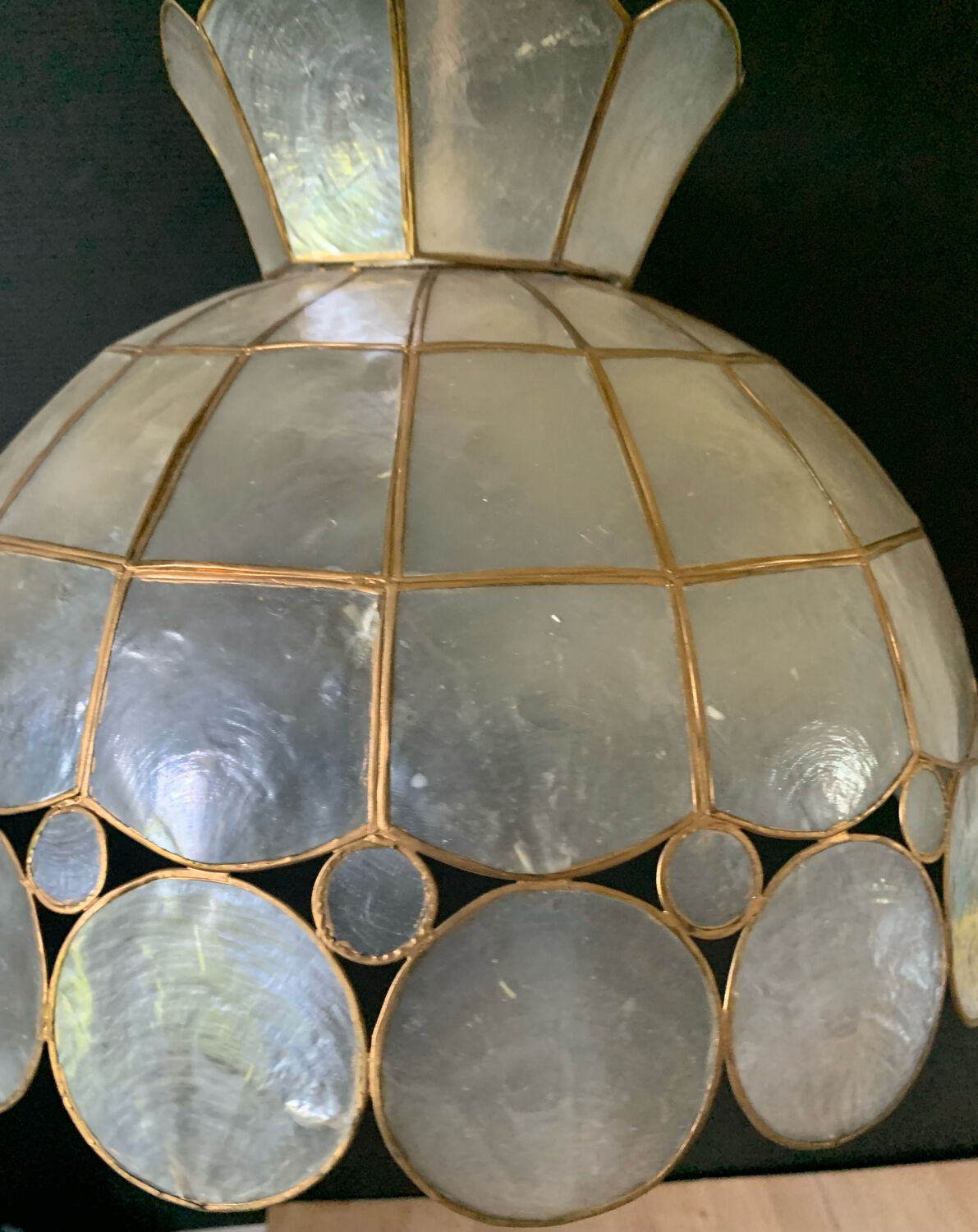 Mother-of-pearl suspension