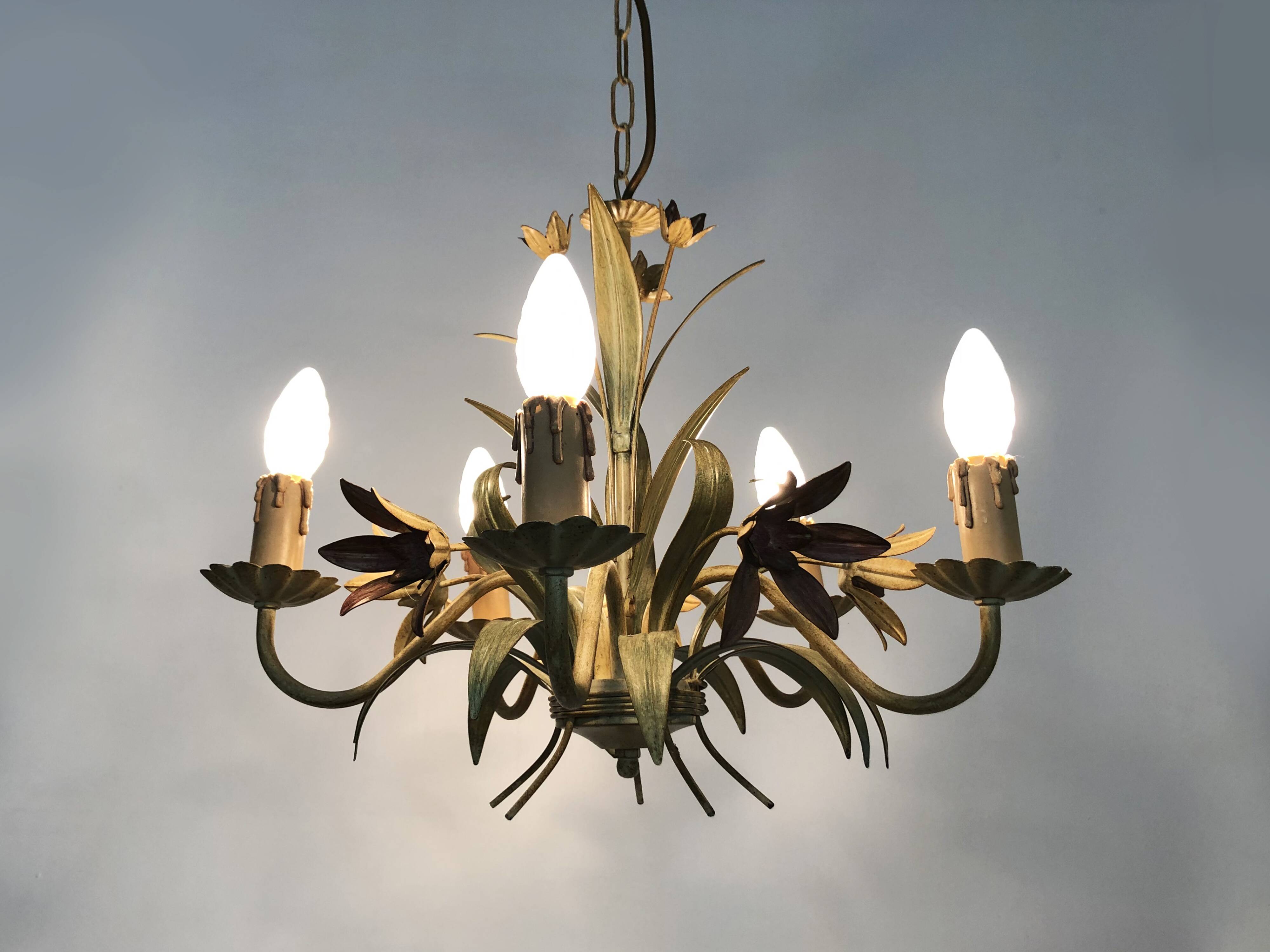 Vintage chandelier in painted metal decorated with flowers and foliage with 5 lights. 80s 90s