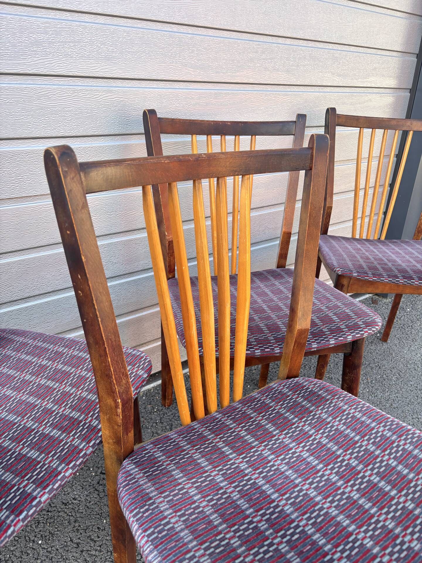 Set of 5 Scandinavian chairs in wood and checked fabric.