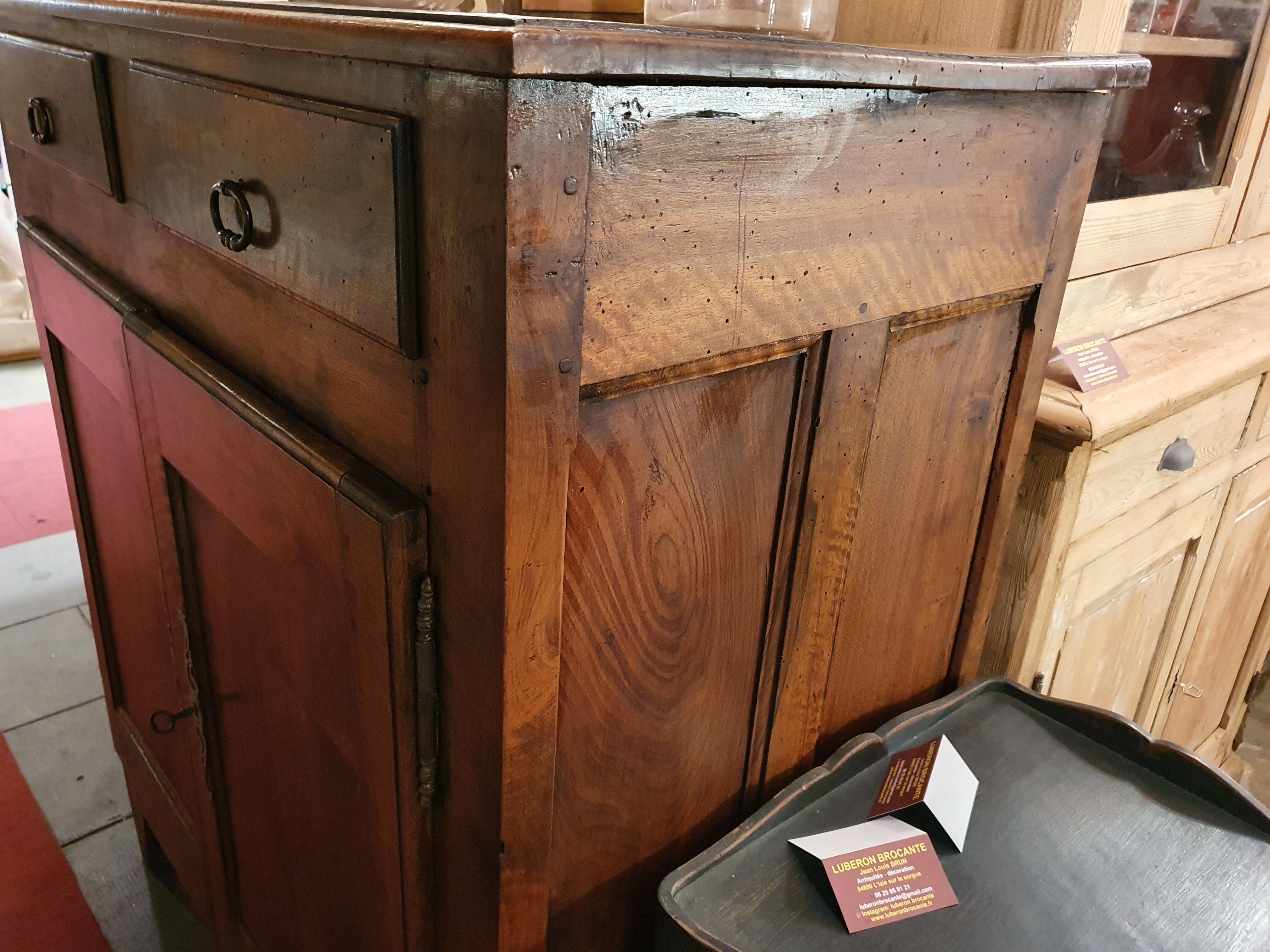 Buffet at the height of support period 18th in walnut