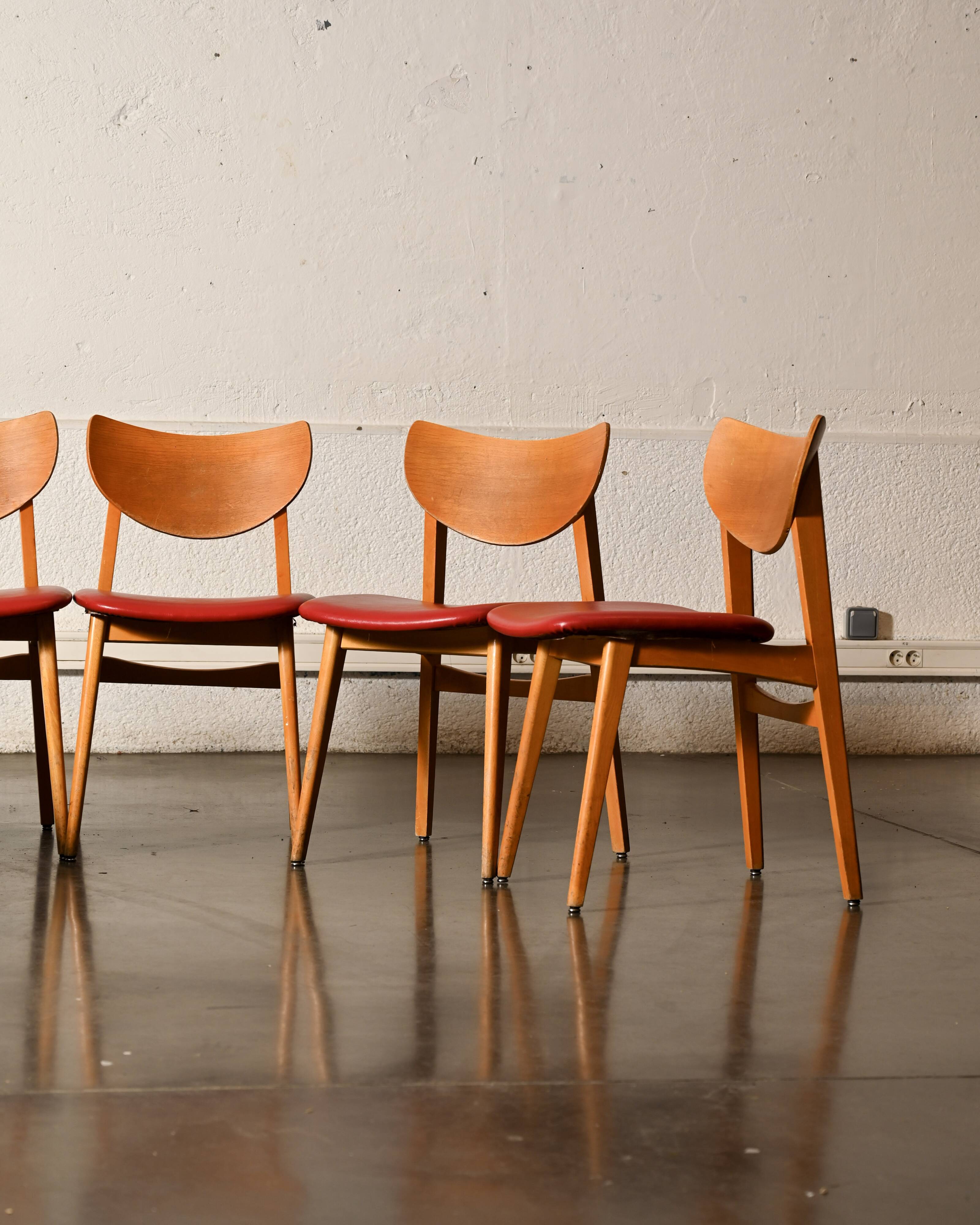 Chaise vintage en skaï rouge