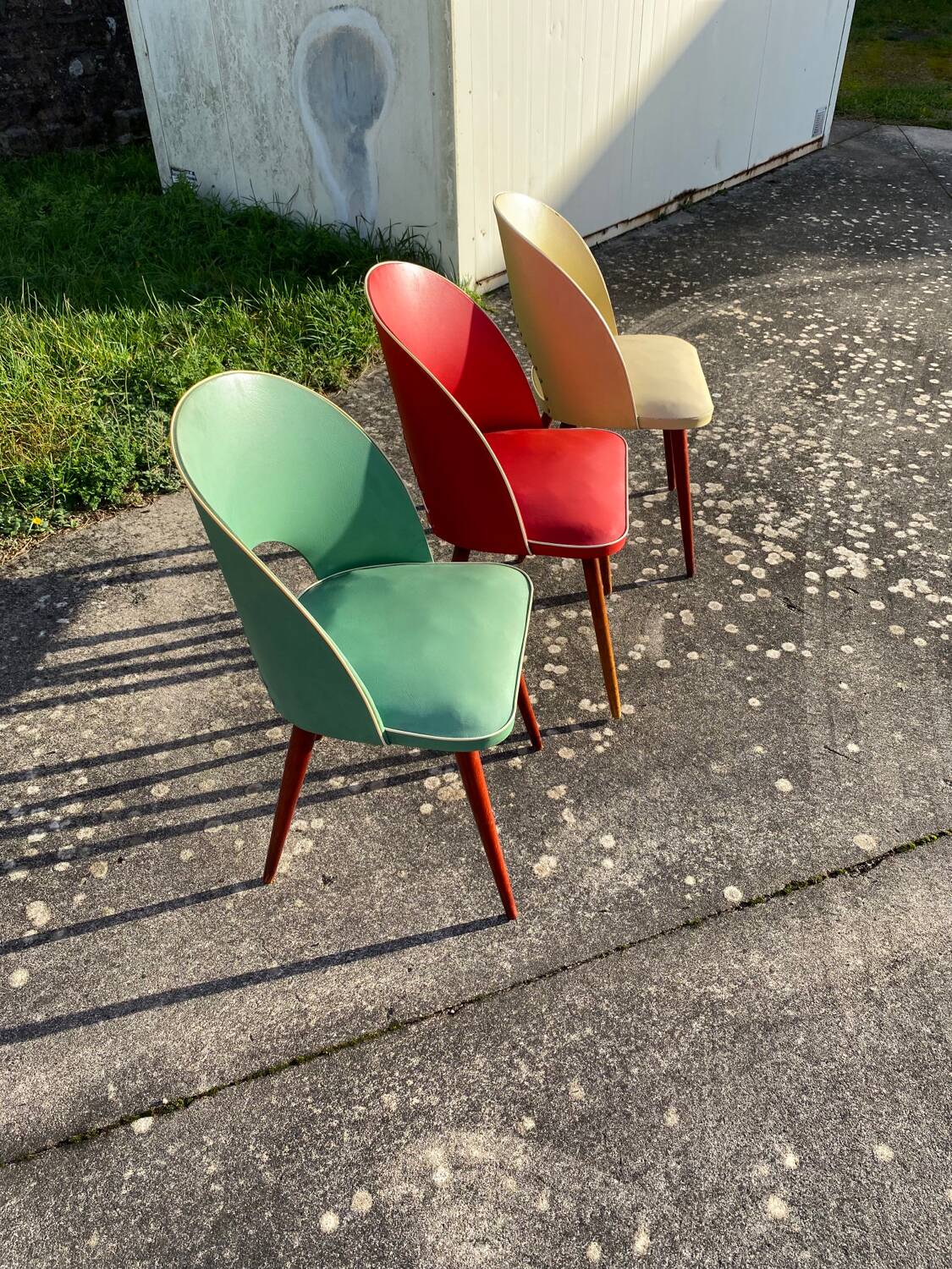 Table and its 3 vintage chairs