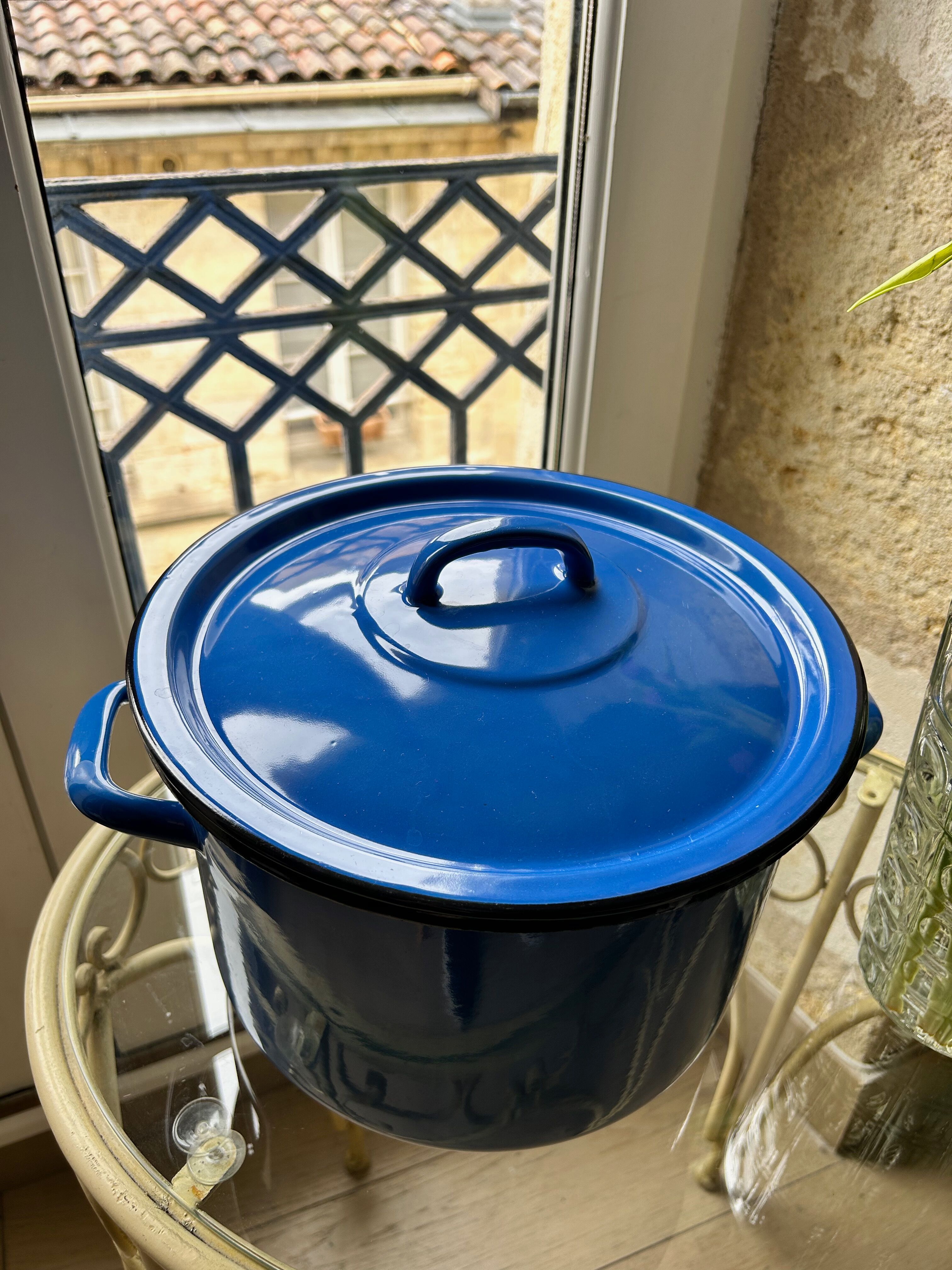 Vintage pot in enamelled sheet metal