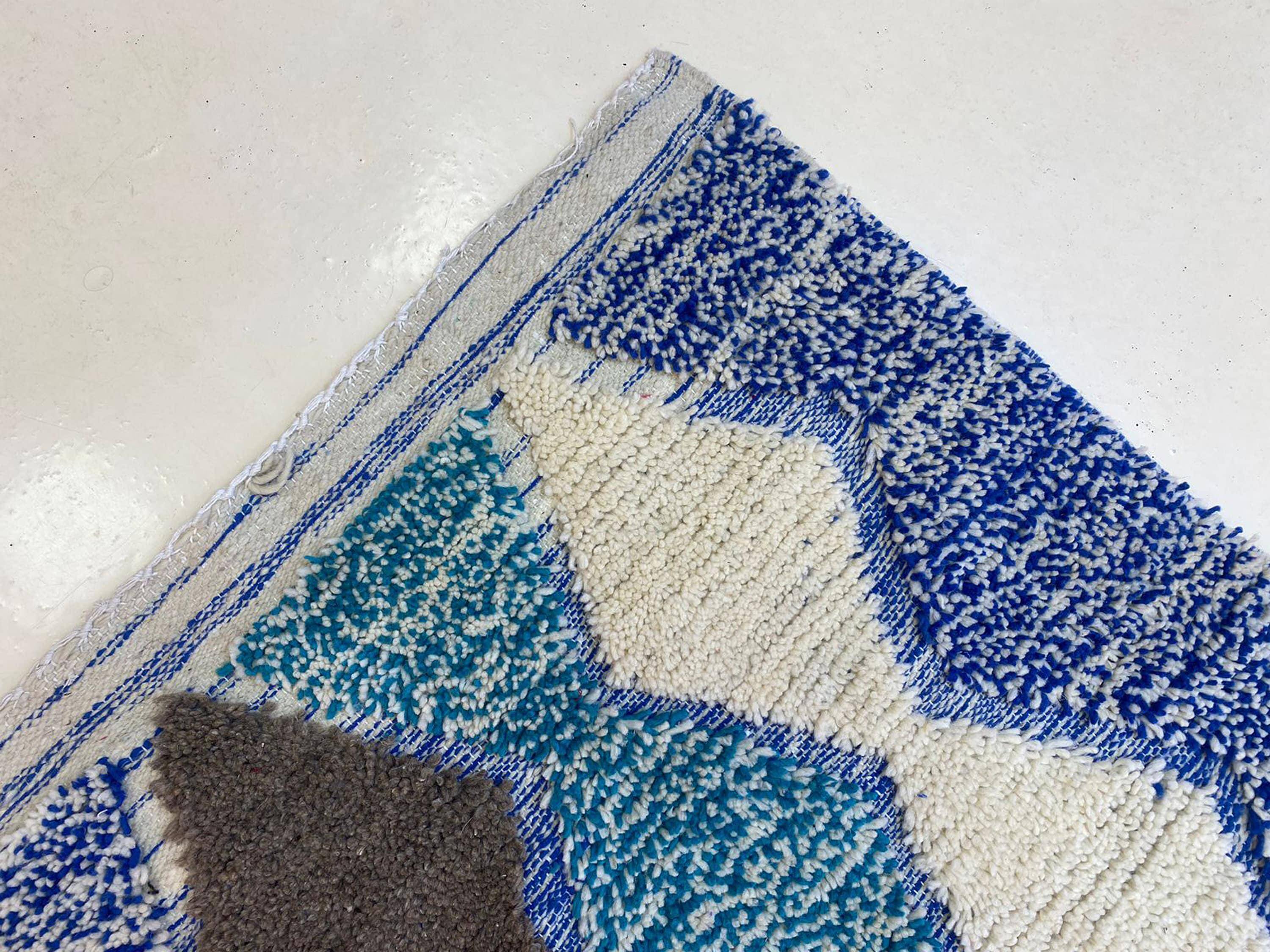 Handmade Moroccan rug, natural wool, 3x2 m.
