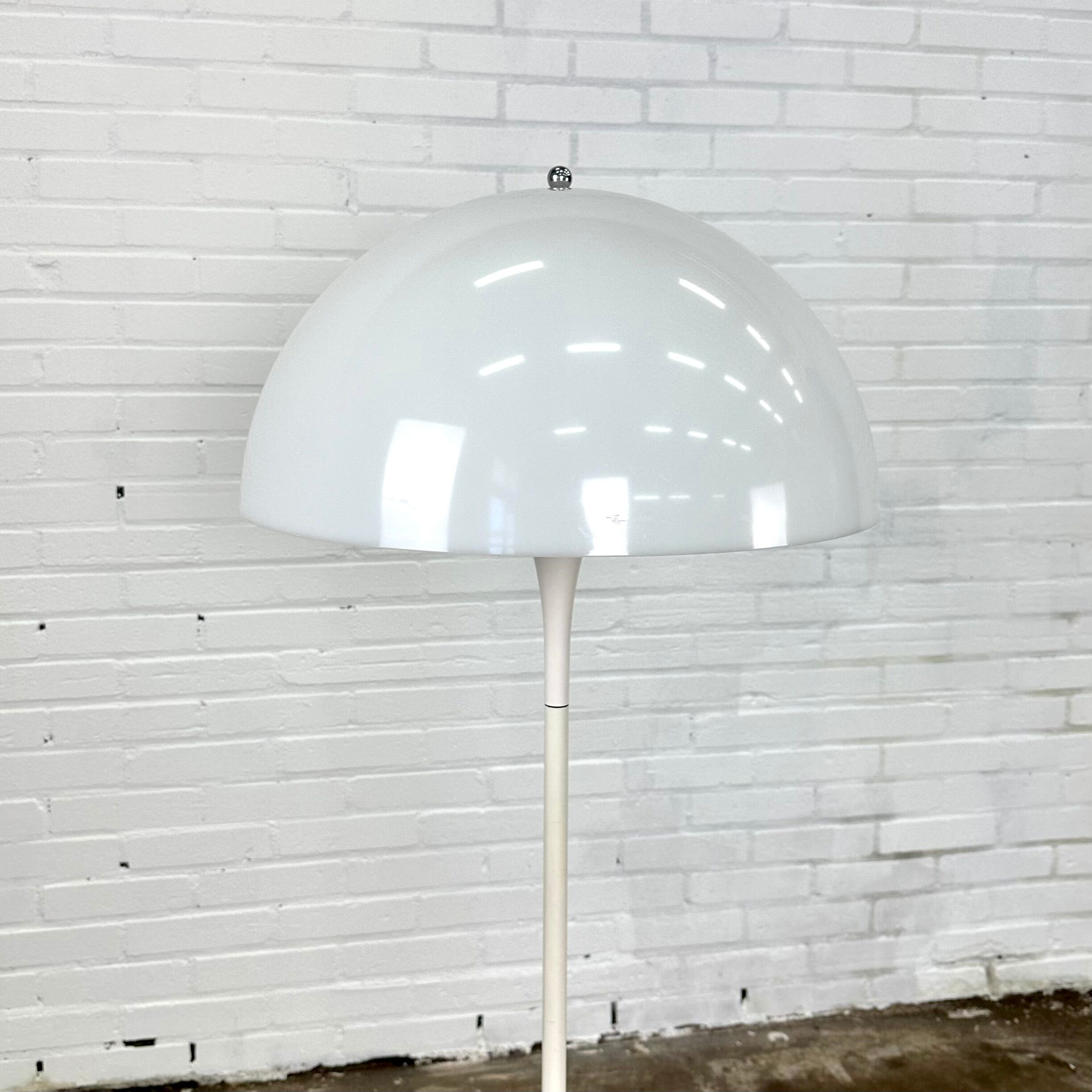 Lampadaire Panthella de Vener Panton, Louis Poulsen