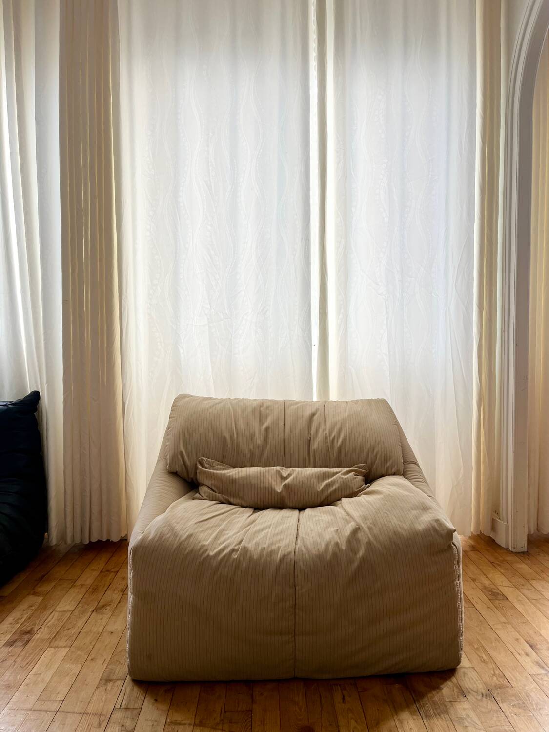 Chauffeuse Plumy Annie Hiéronimus pour Cinna