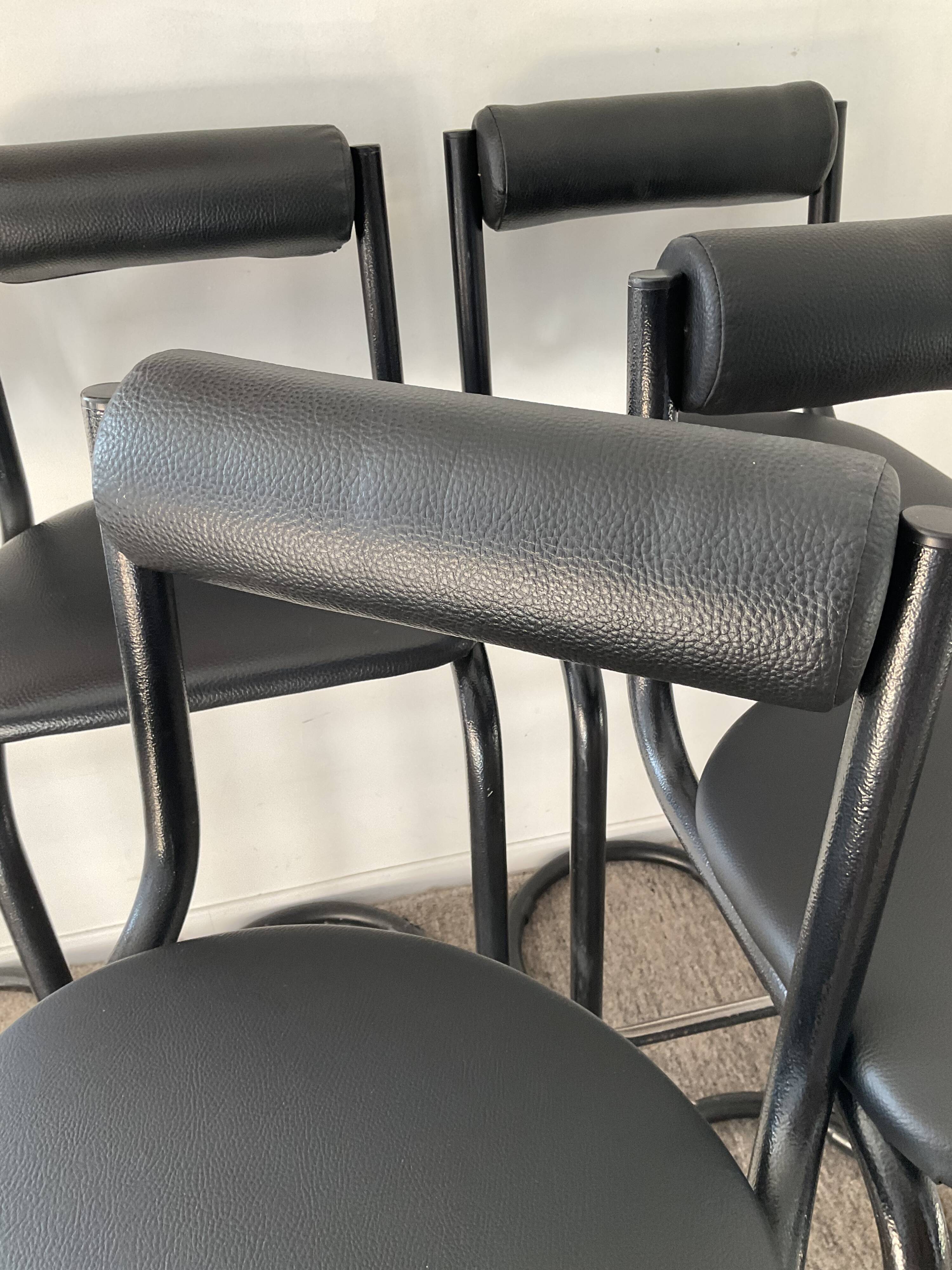 Série de 6 tabourets tubulaire et skaï, années 70- 80