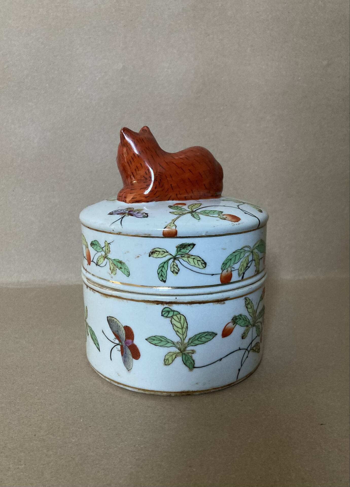 Pot couvert en faïence IMARI décor fait main, fleurs papillons et chat