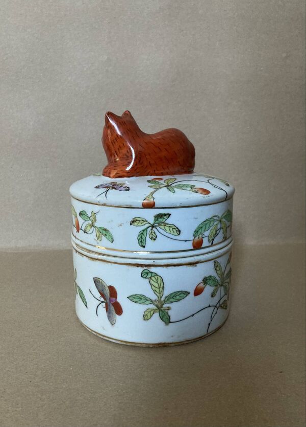 Pot couvert en faïence IMARI décor fait main, fleurs papillons et chat