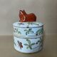 Pot couvert en faïence IMARI décor fait main, fleurs papillons et chat