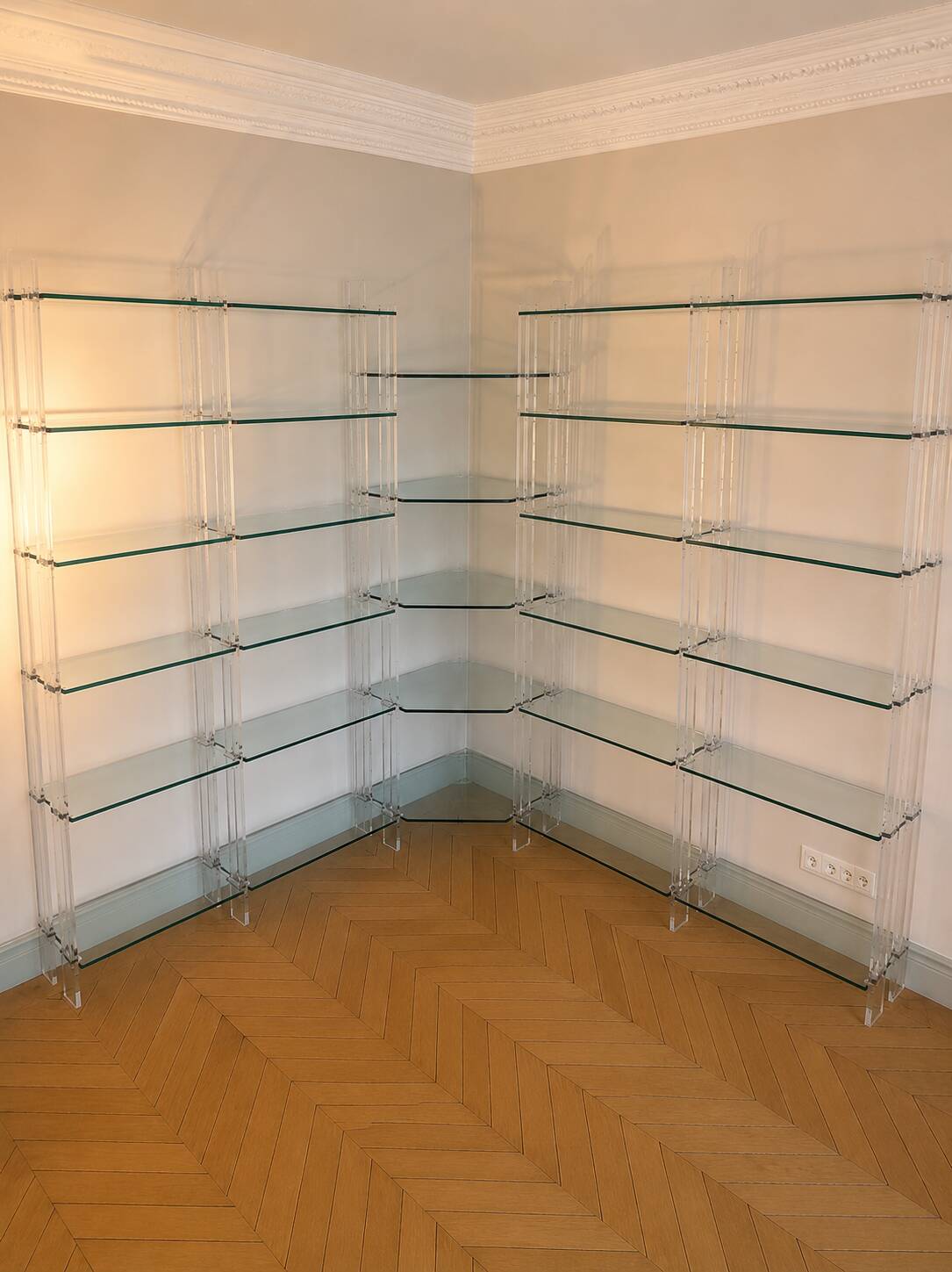 Library/shelves in tempered glass, plexiglass and brass from the collection