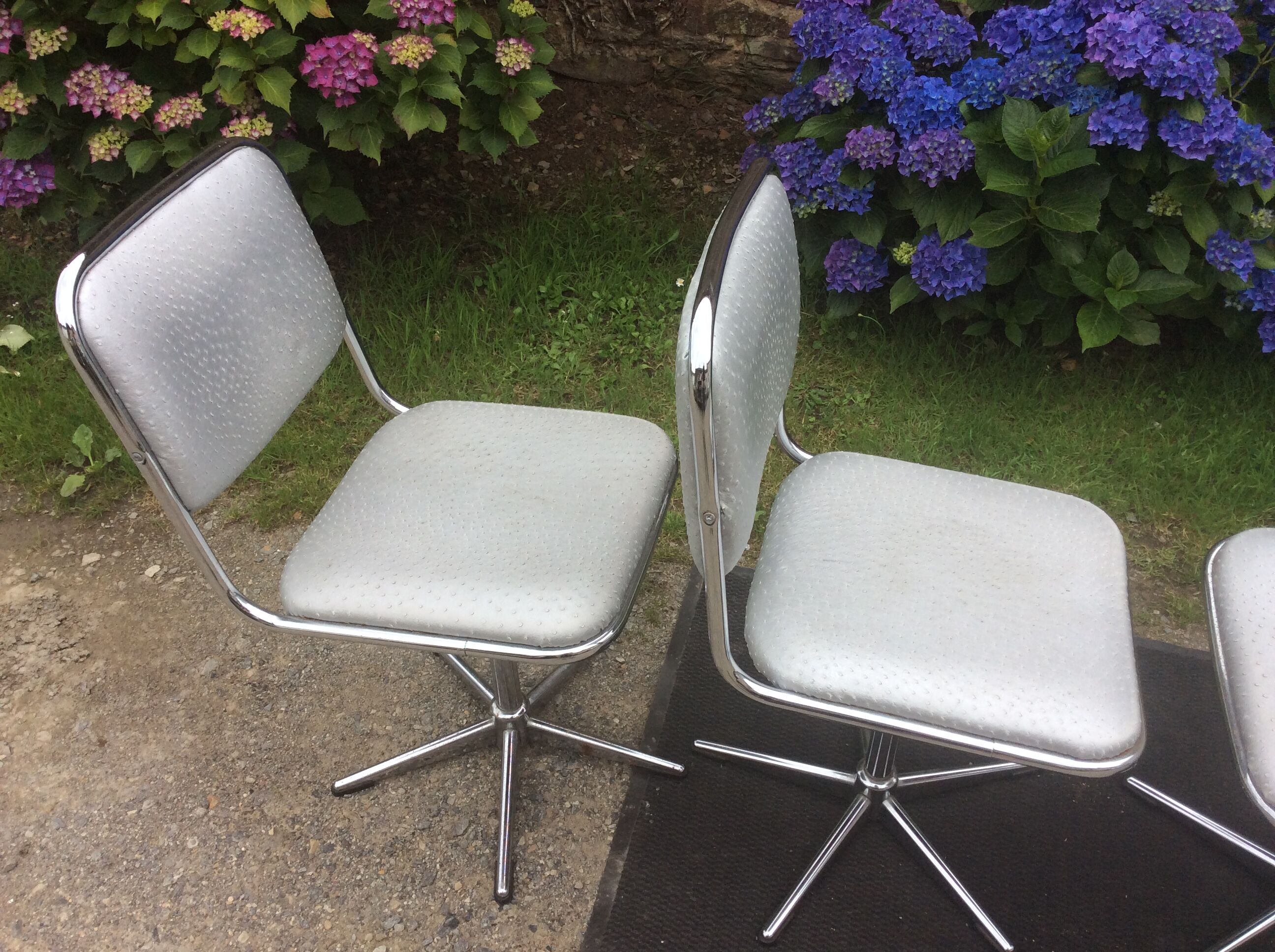 Vintage swivel chairs with chrome tubular base and silver skaï brand unic desing.